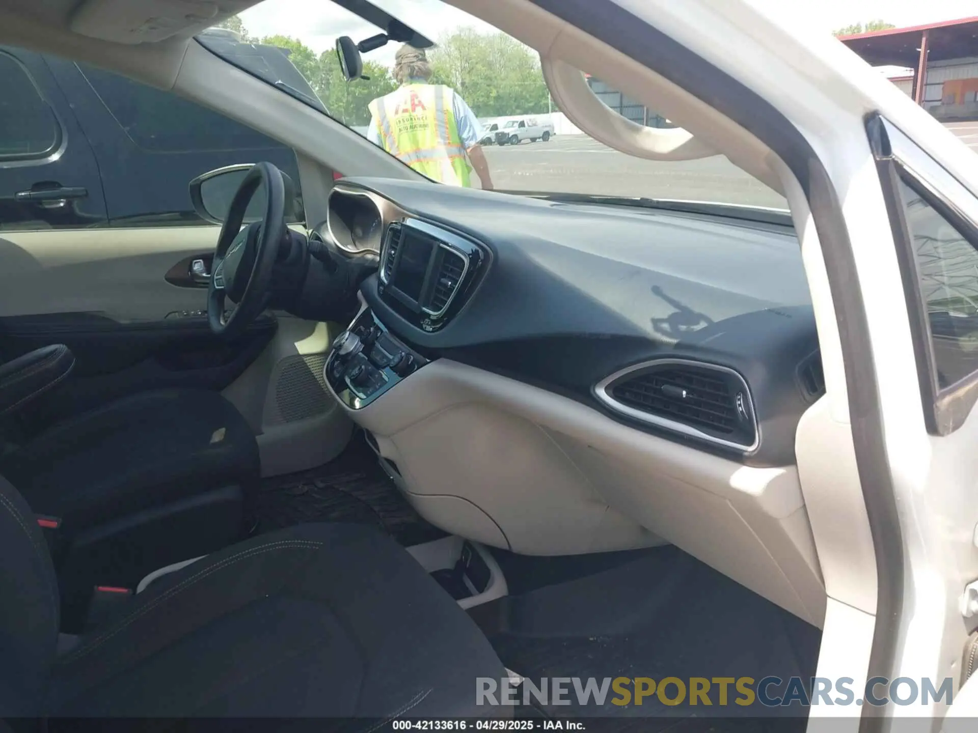 5 fotografías del automóvil dañado 2C4RC1AG4LR102783 CHRYSLER VOYAGER 2020
