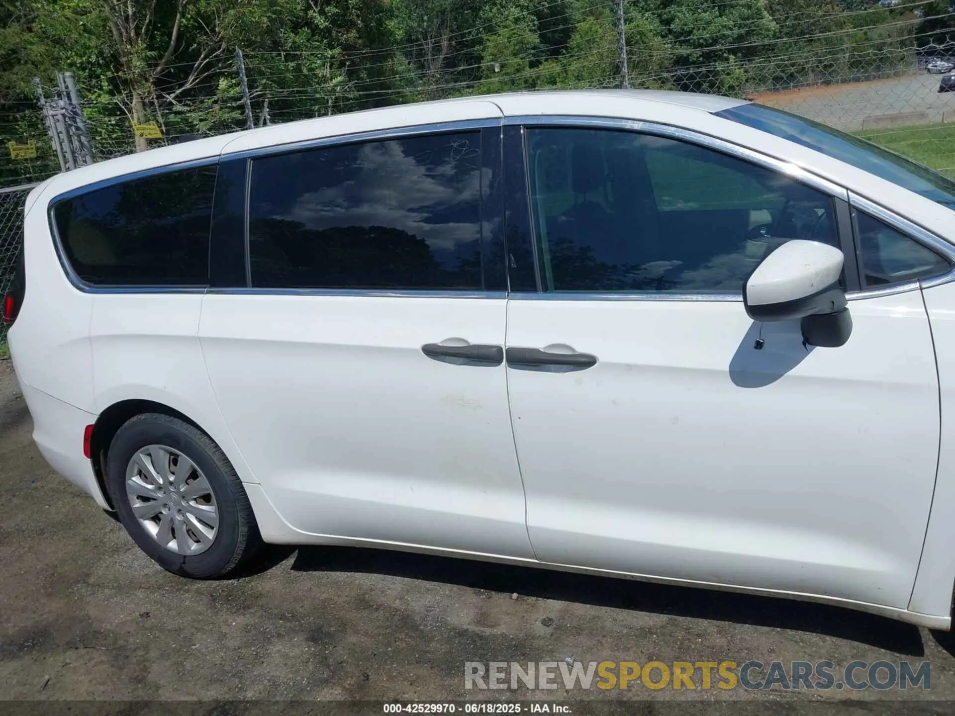 13 fotografías del automóvil dañado 2C4RC1AG4LR105067 CHRYSLER VOYAGER 2020