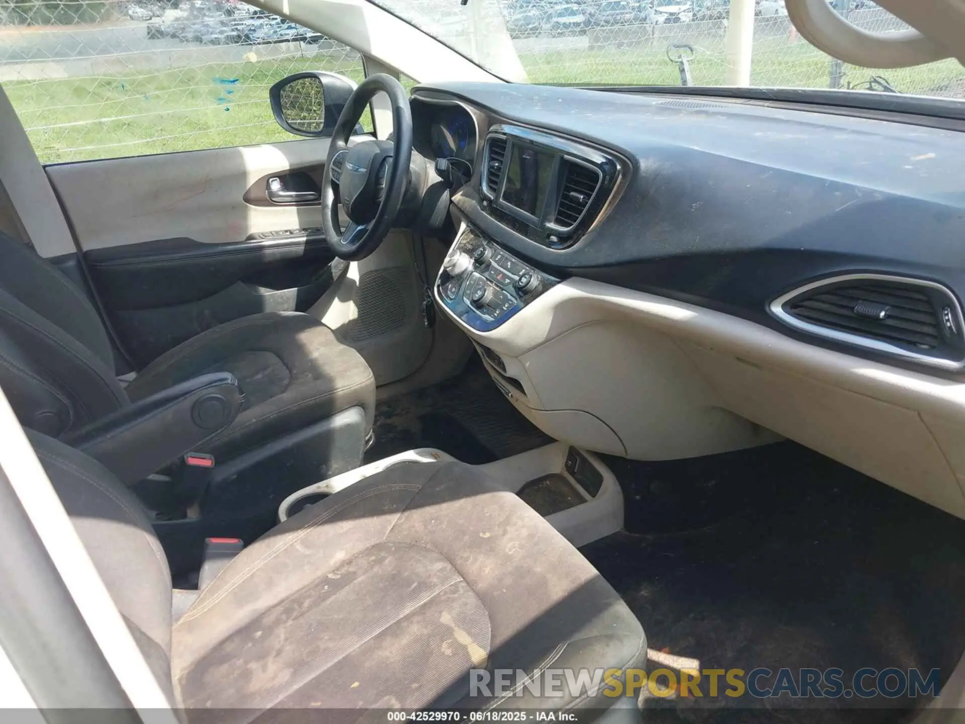 5 fotografías del automóvil dañado 2C4RC1AG4LR105067 CHRYSLER VOYAGER 2020