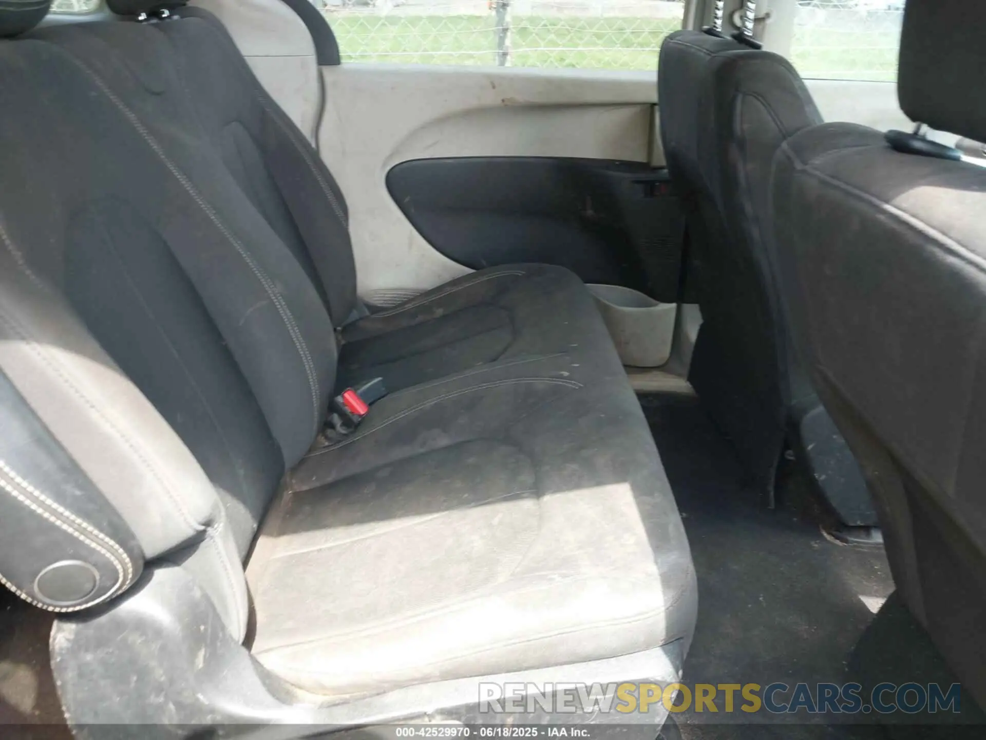 8 fotografías del automóvil dañado 2C4RC1AG4LR105067 CHRYSLER VOYAGER 2020