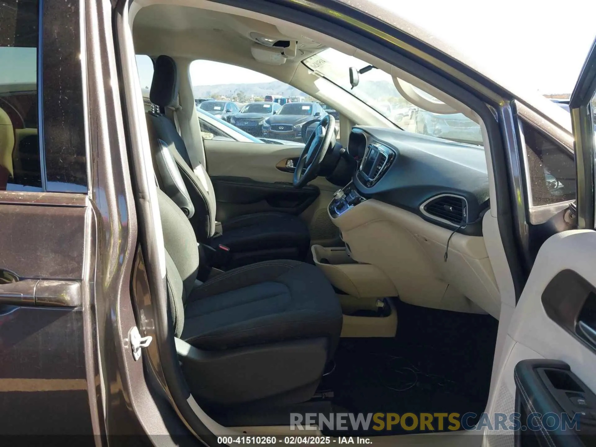 5 fotografías del automóvil dañado 2C4RC1CG6LR138780 CHRYSLER VOYAGER 2020