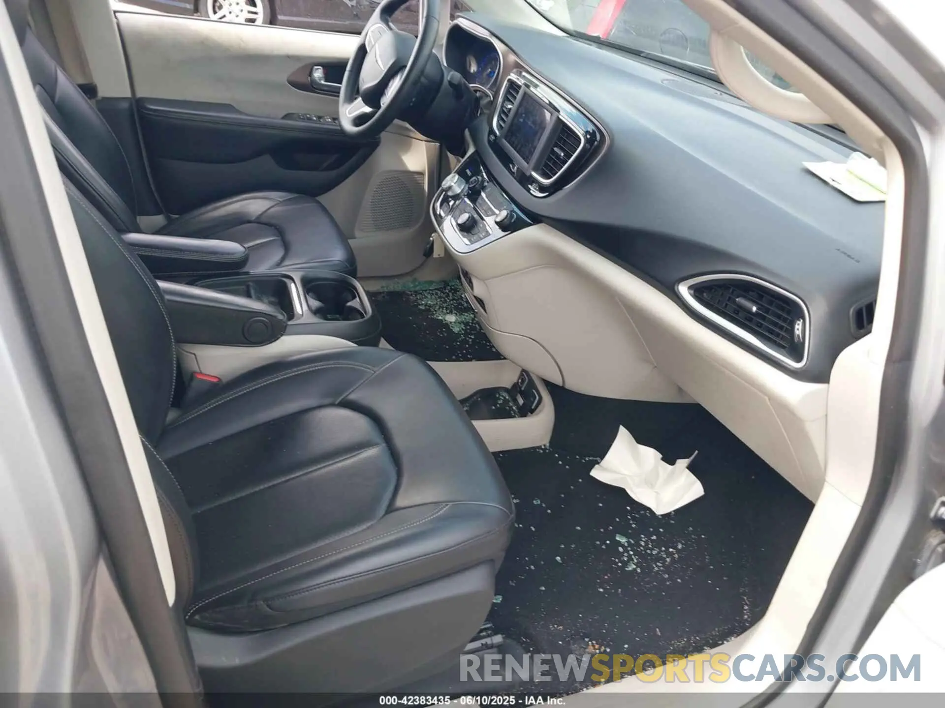 5 fotografías del automóvil dañado 2C4RC1DG7LR261048 CHRYSLER VOYAGER 2020