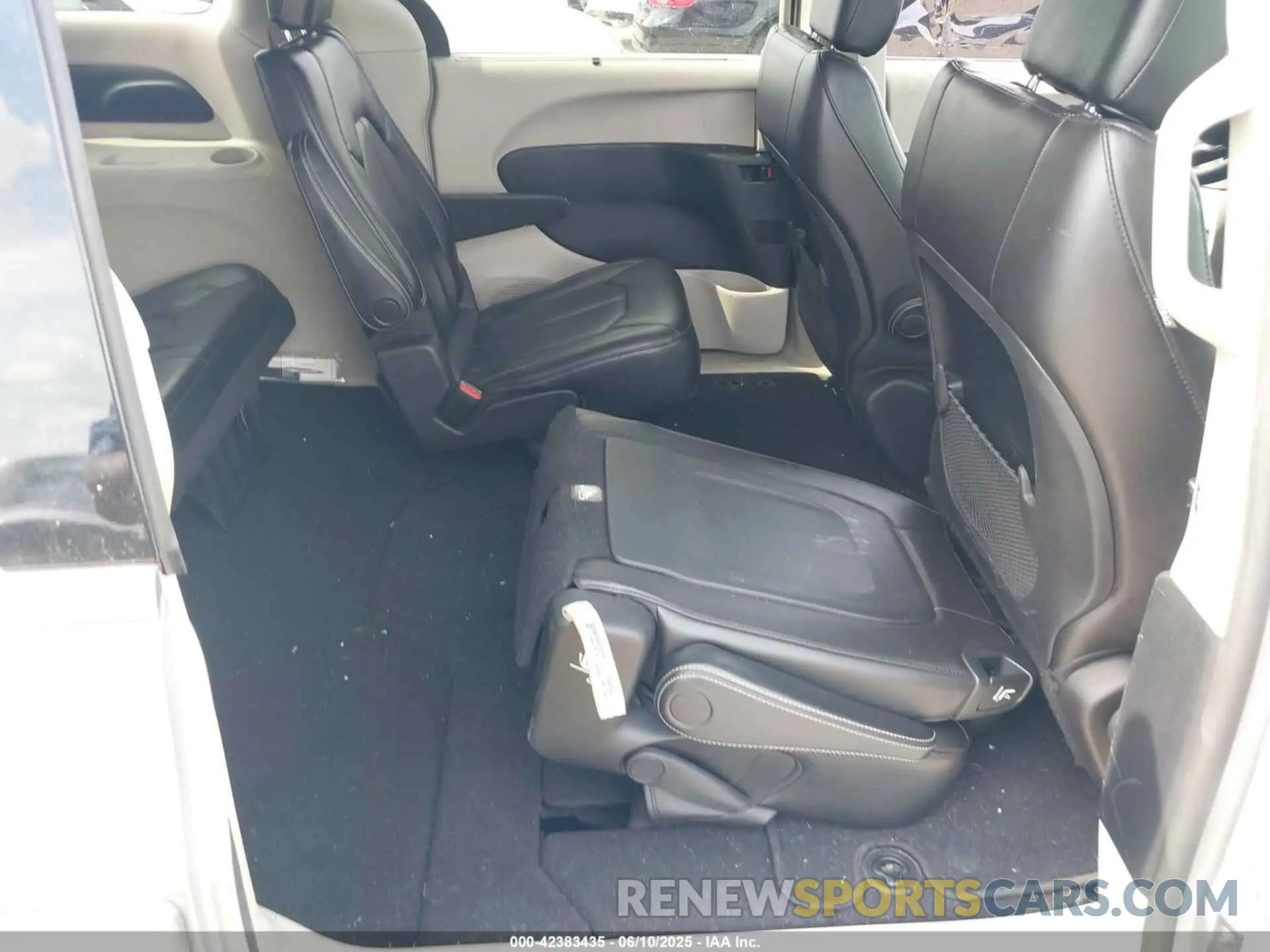 8 fotografías del automóvil dañado 2C4RC1DG7LR261048 CHRYSLER VOYAGER 2020
