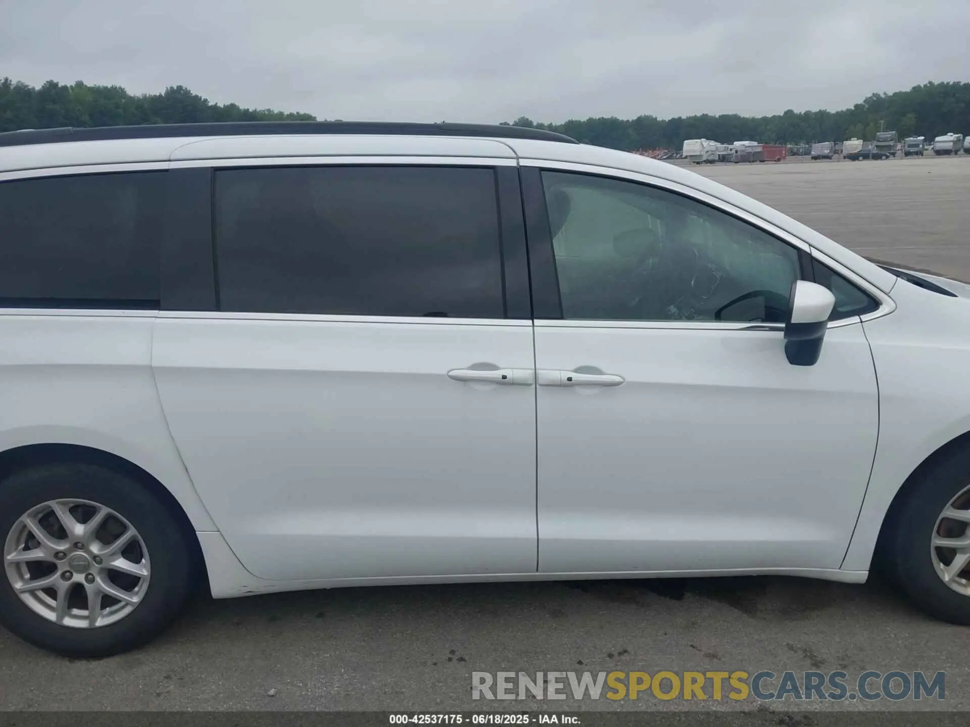 13 fotografías del automóvil dañado 2C4RC1DG8LR265030 CHRYSLER VOYAGER 2020