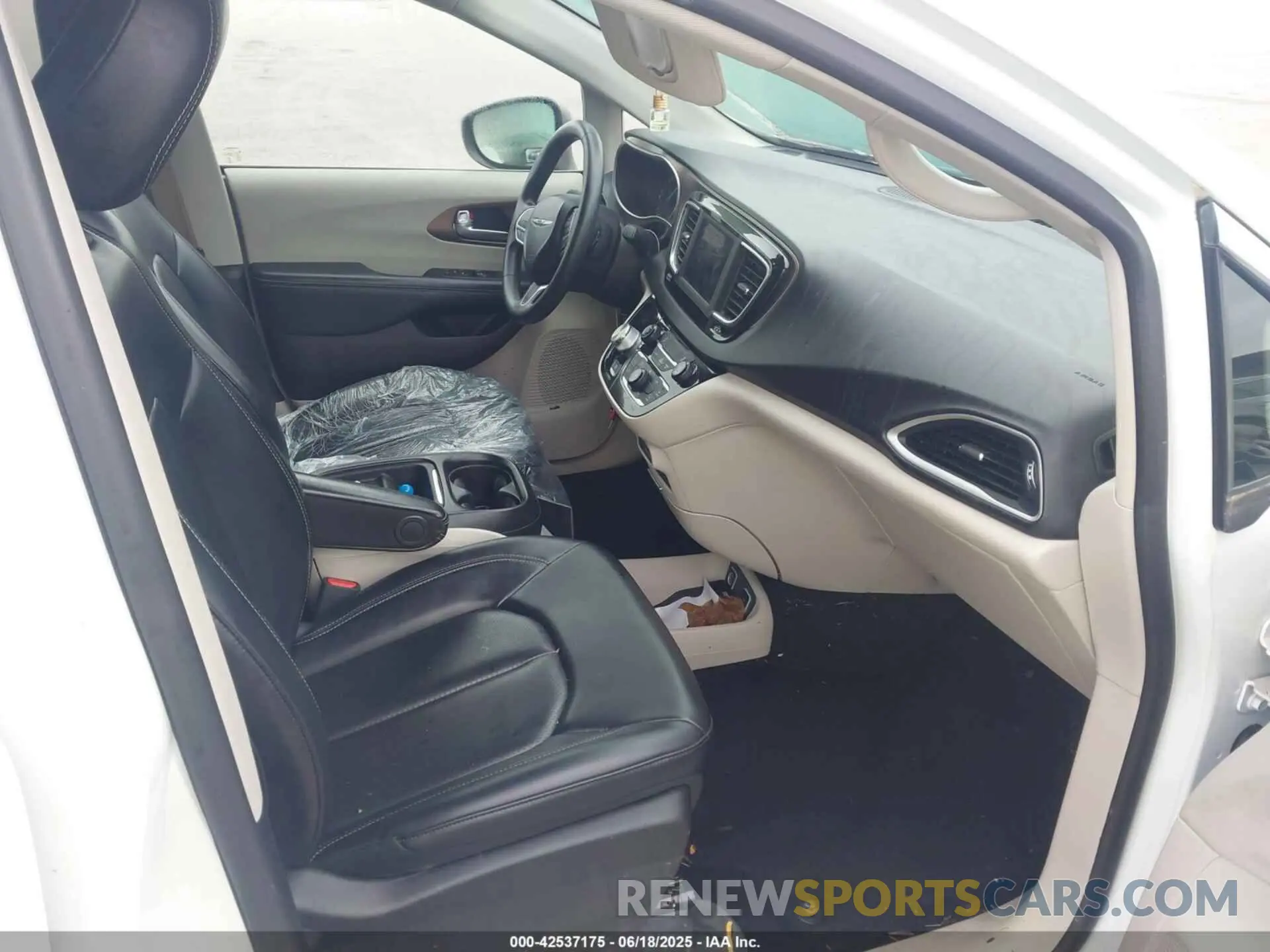 5 fotografías del automóvil dañado 2C4RC1DG8LR265030 CHRYSLER VOYAGER 2020
