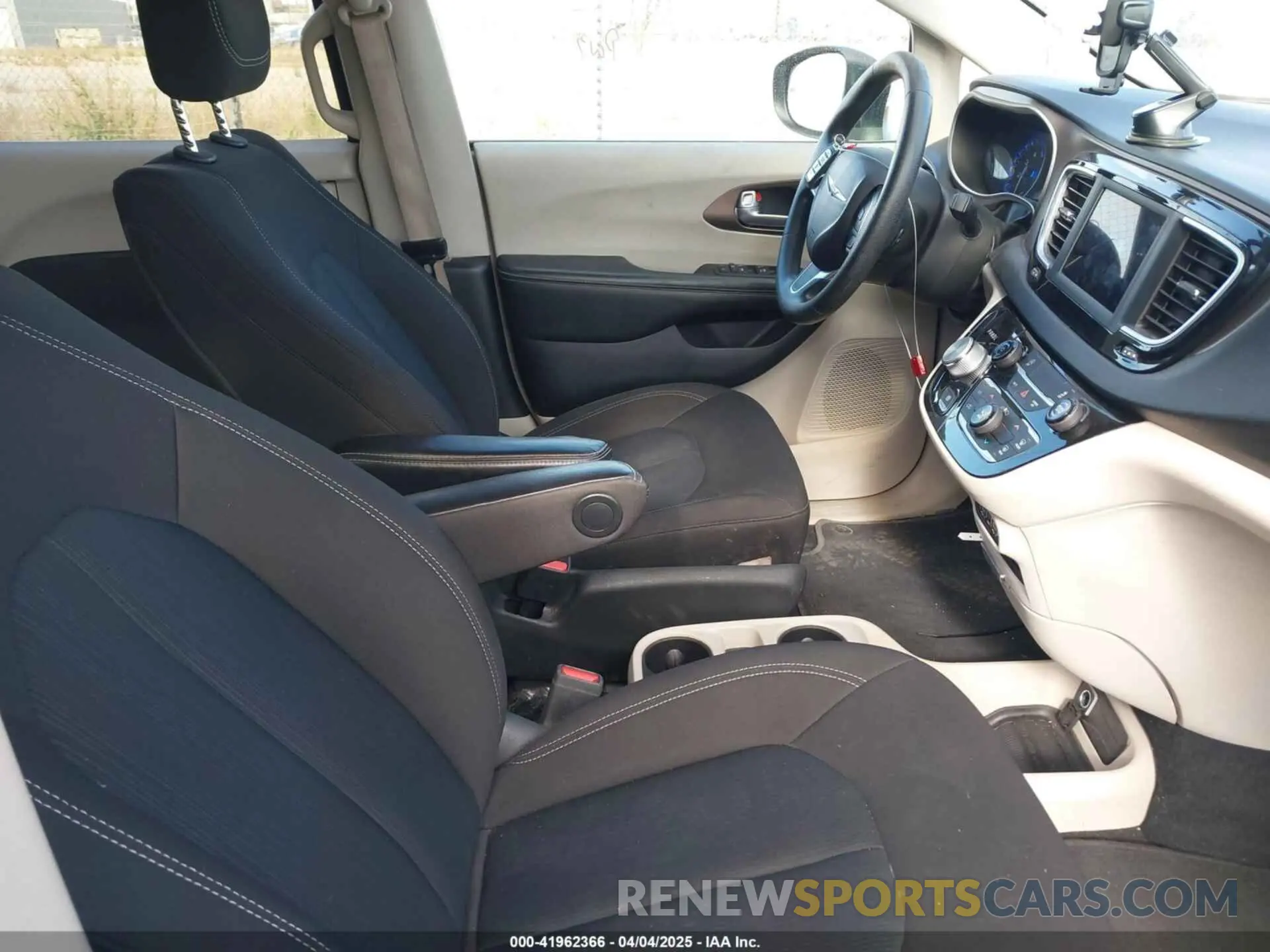 5 fotografías del automóvil dañado 2C4RC1CG0MR587275 CHRYSLER VOYAGER 2021