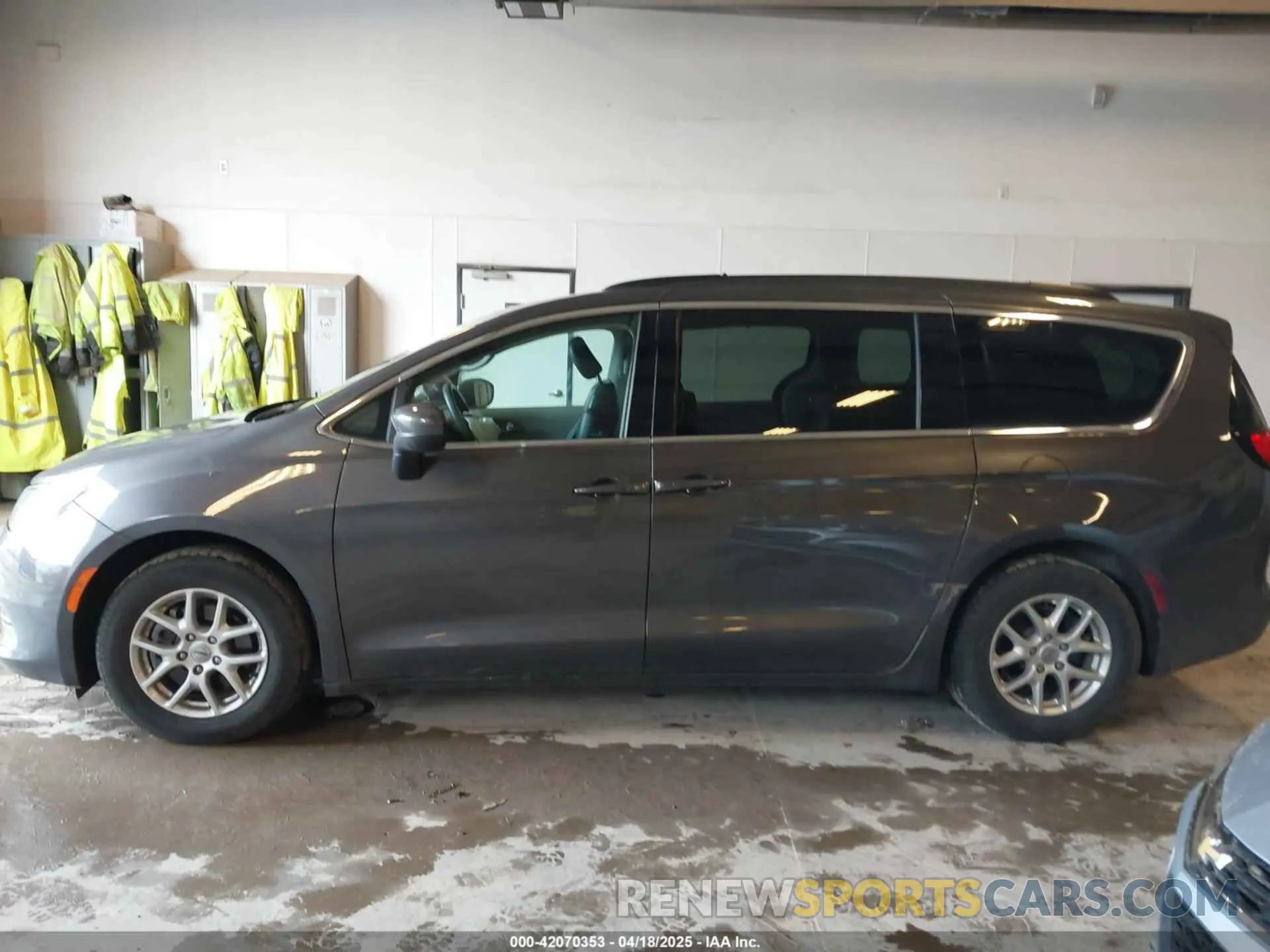 14 fotografías del automóvil dañado 2C4RC1DG0MR515555 CHRYSLER VOYAGER 2021