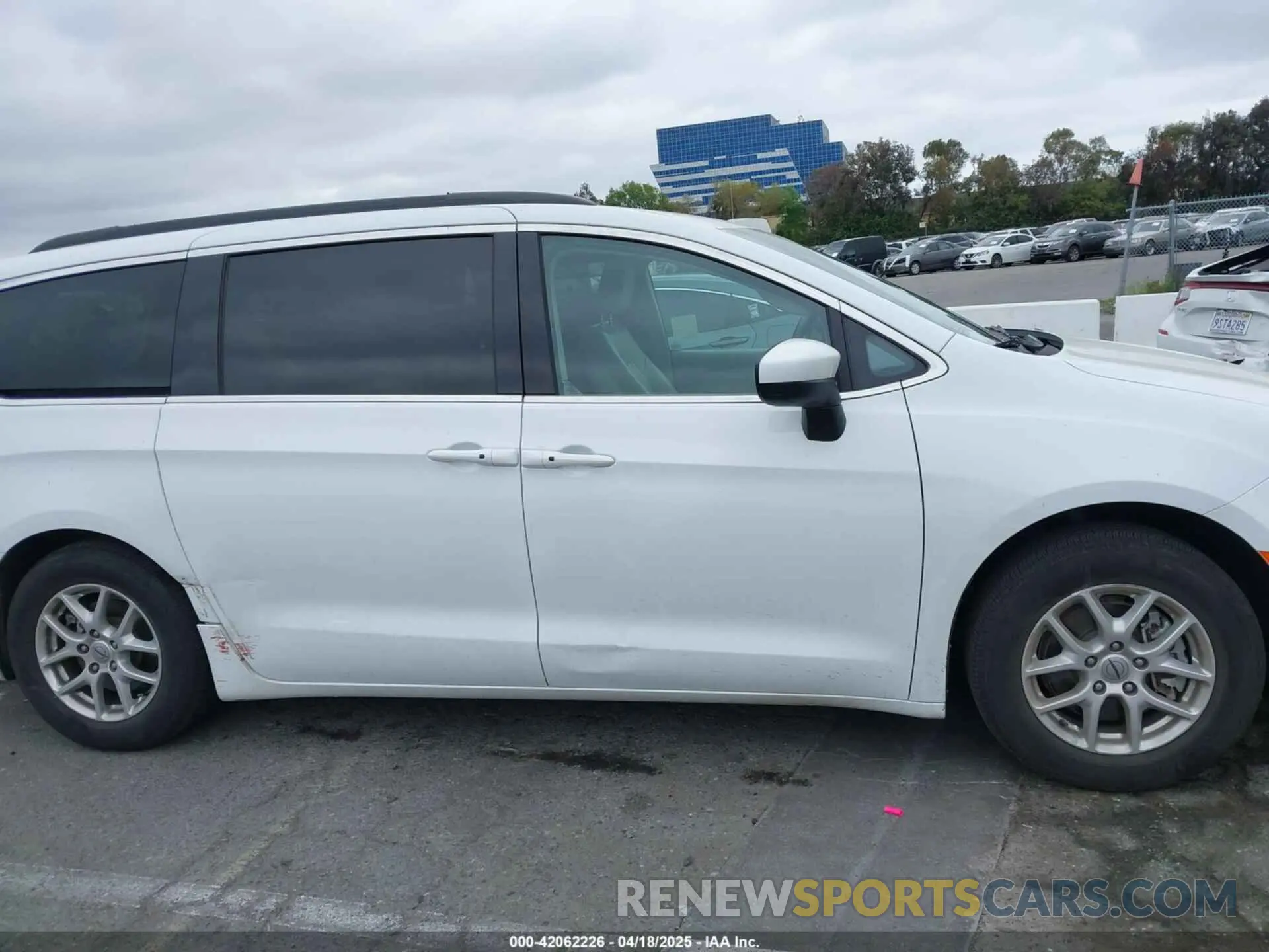 13 fotografías del automóvil dañado 2C4RC1DG2MR570735 CHRYSLER VOYAGER 2021