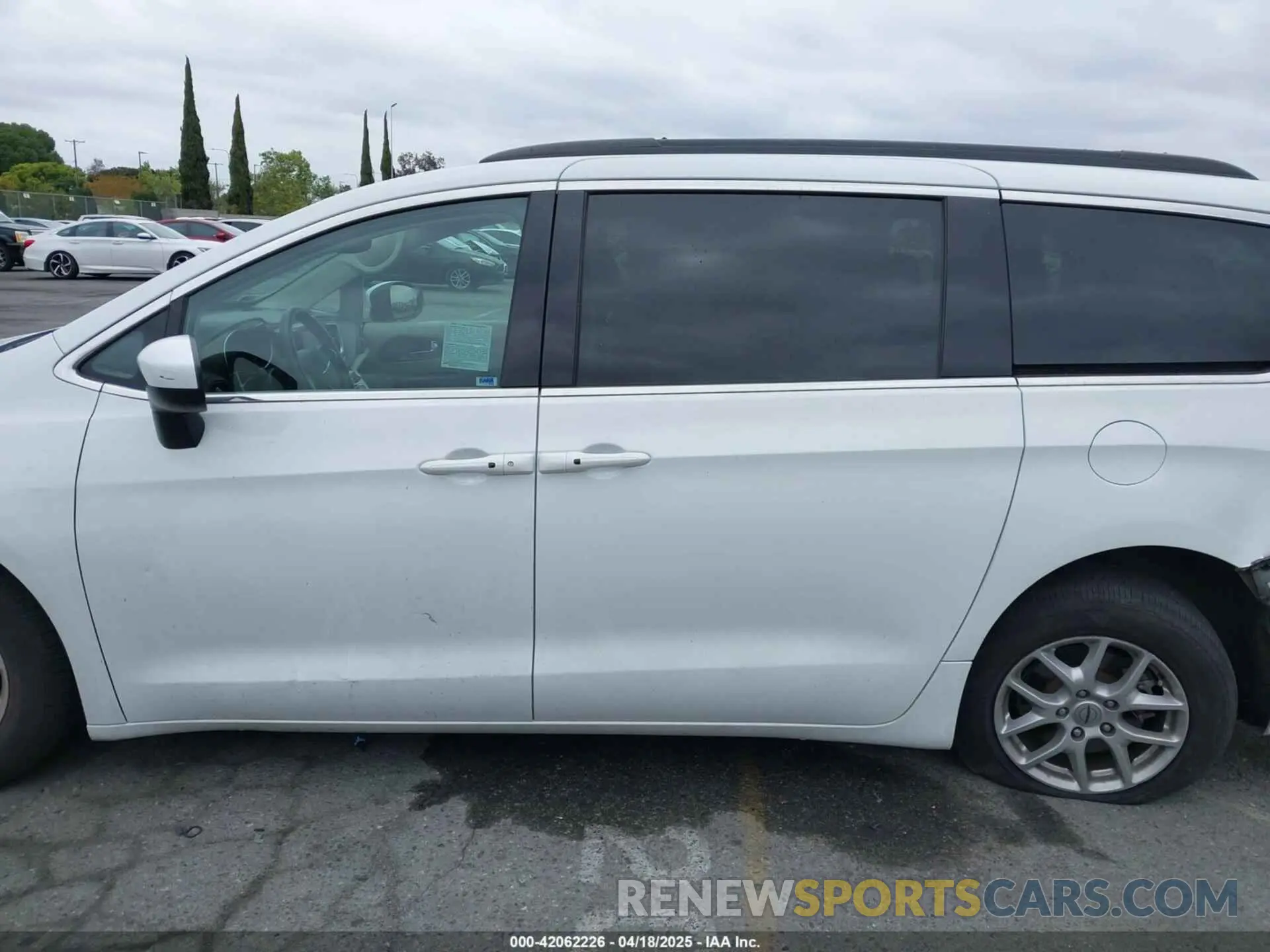 14 fotografías del automóvil dañado 2C4RC1DG2MR570735 CHRYSLER VOYAGER 2021