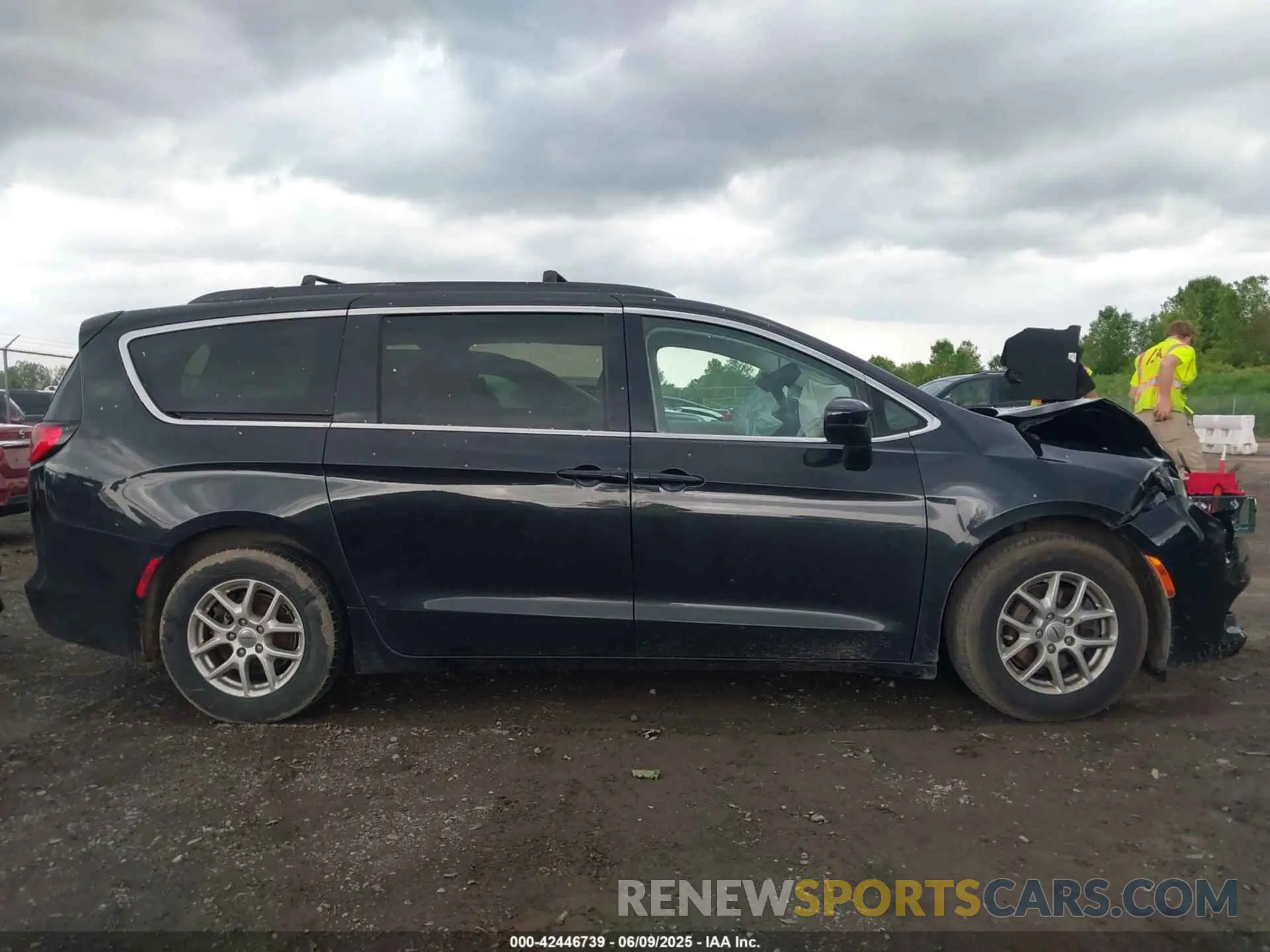 13 fotografías del automóvil dañado 2C4RC1DGXMR547560 CHRYSLER VOYAGER 2021