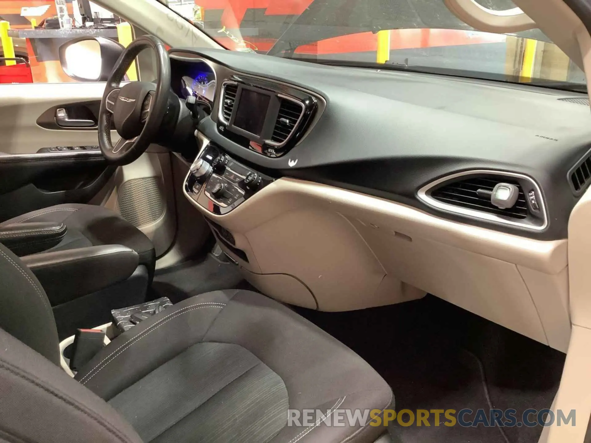 12 fotografías del automóvil dañado 2C4RC1CG0NR103302 CHRYSLER VOYAGER 2022