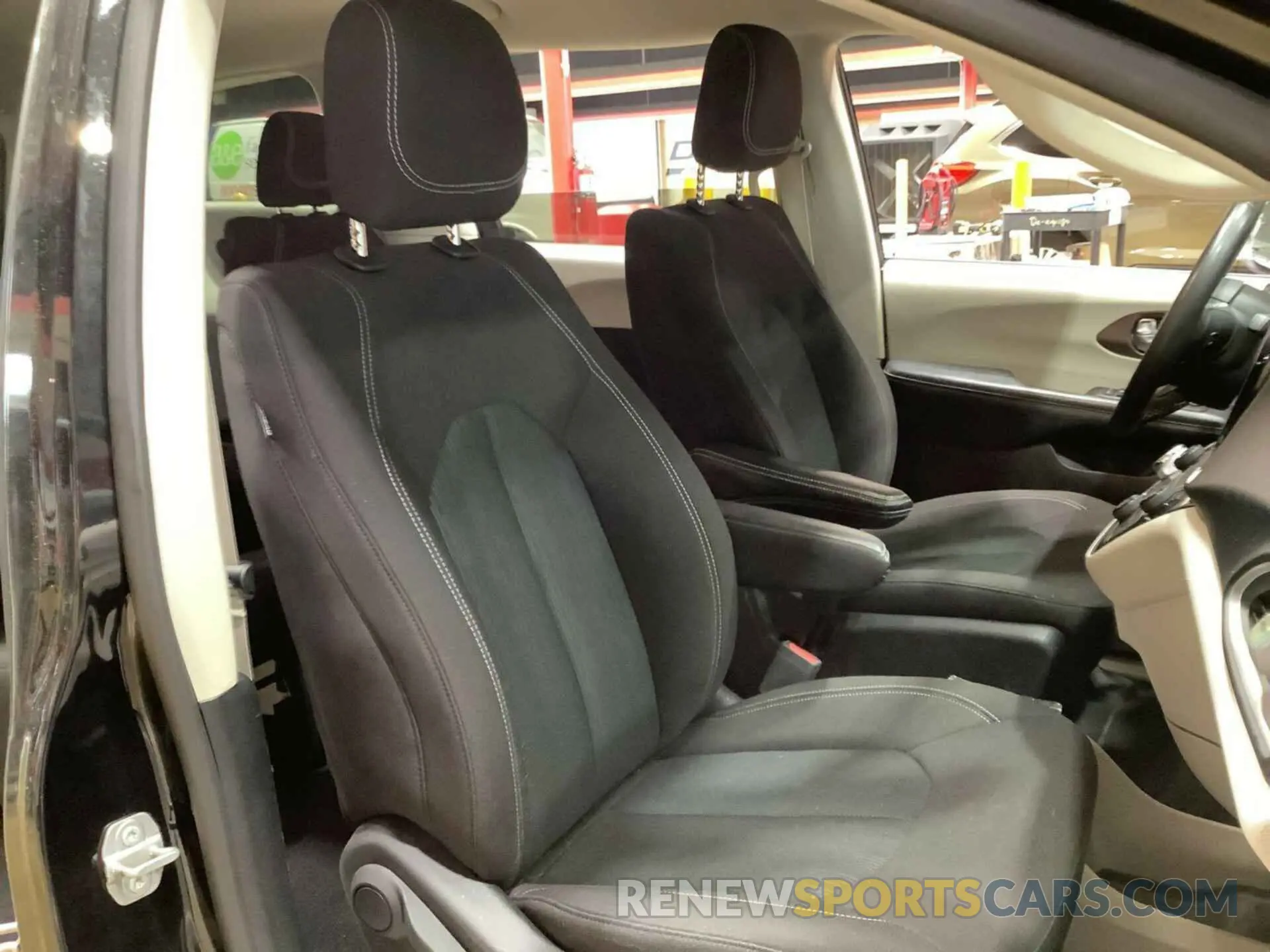 31 fotografías del automóvil dañado 2C4RC1CG0NR103302 CHRYSLER VOYAGER 2022