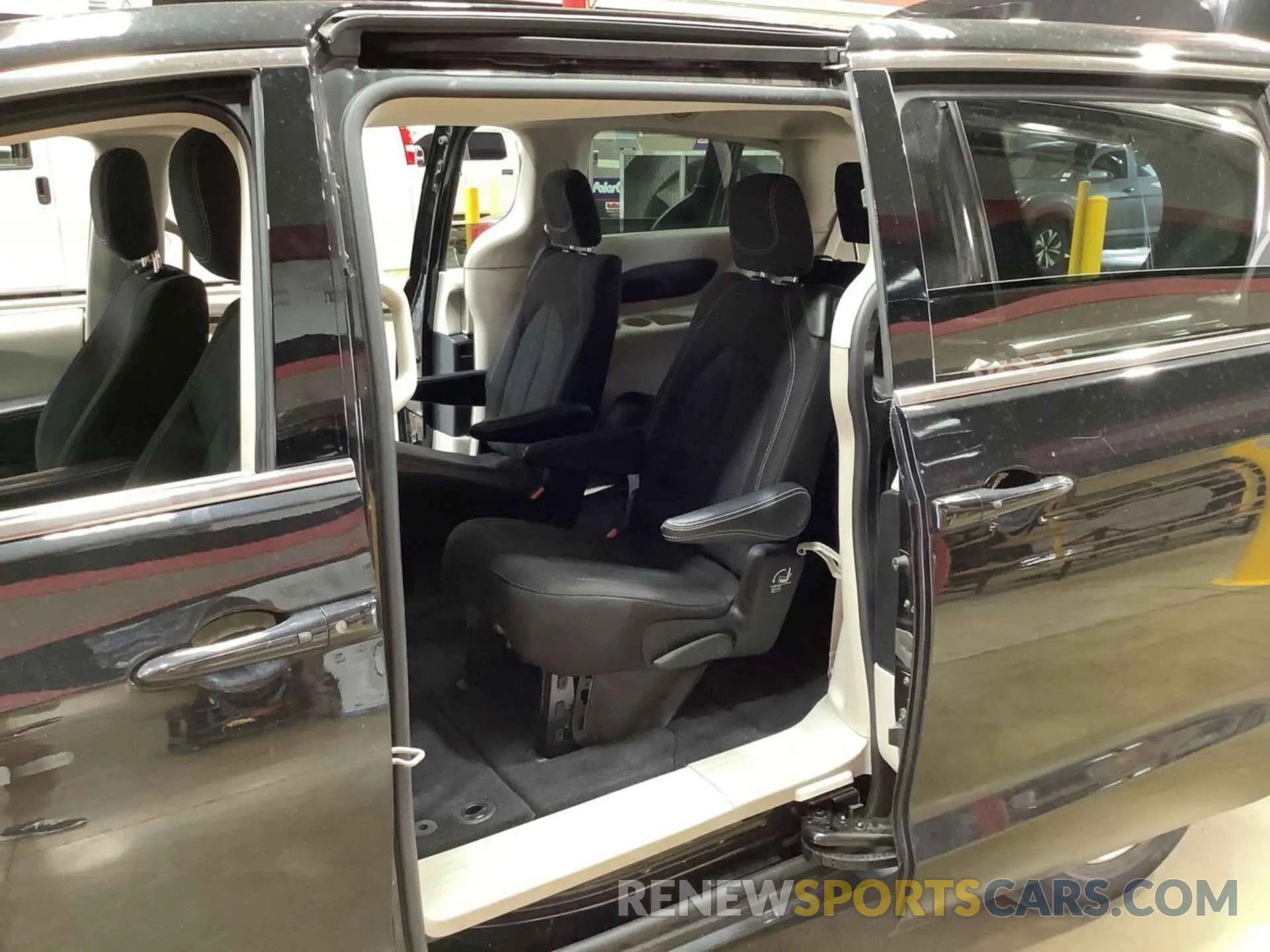 32 fotografías del automóvil dañado 2C4RC1CG0NR103302 CHRYSLER VOYAGER 2022