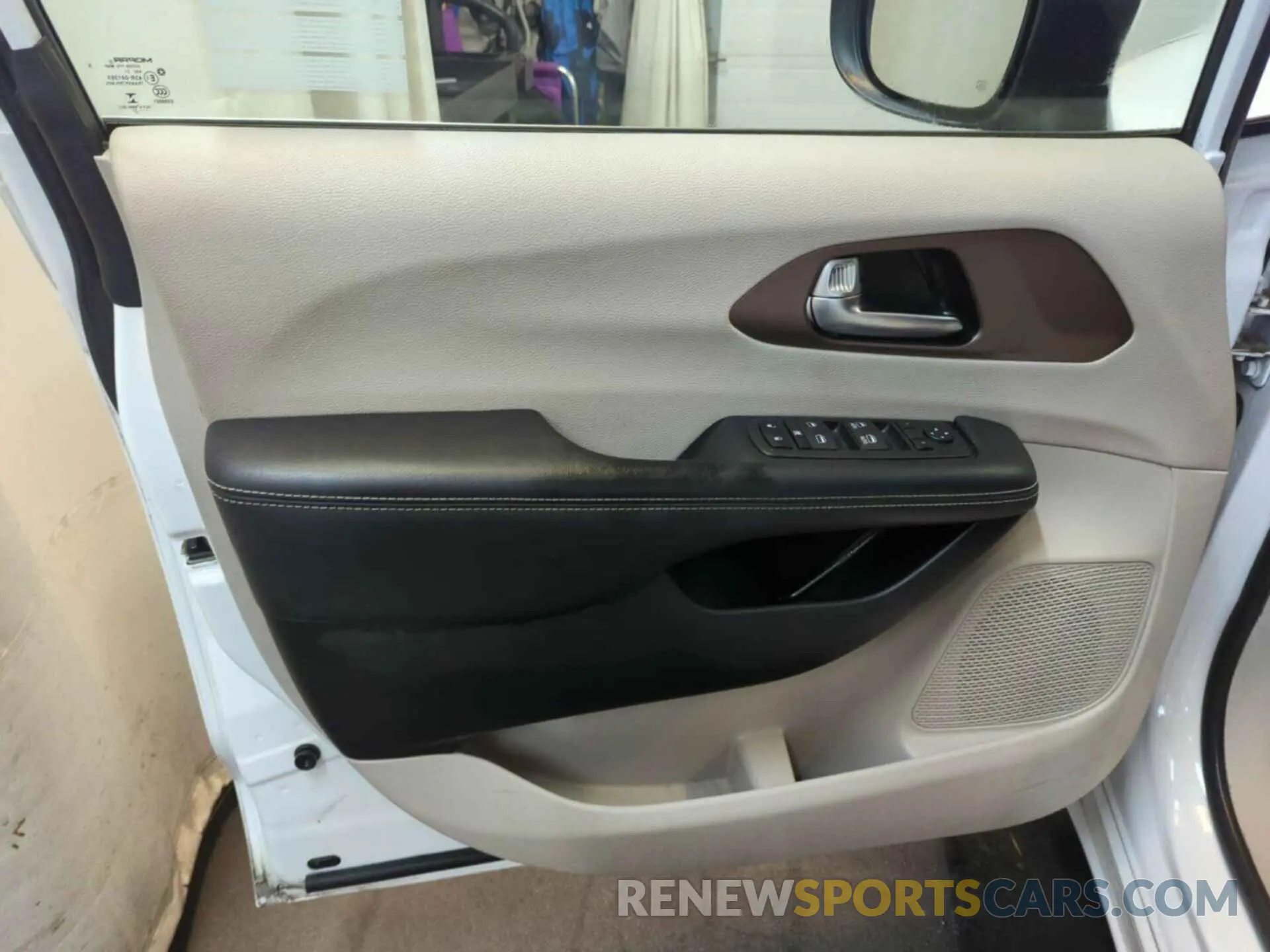 4 fotografías del automóvil dañado 2C4RC1CG0NR103316 CHRYSLER VOYAGER 2022
