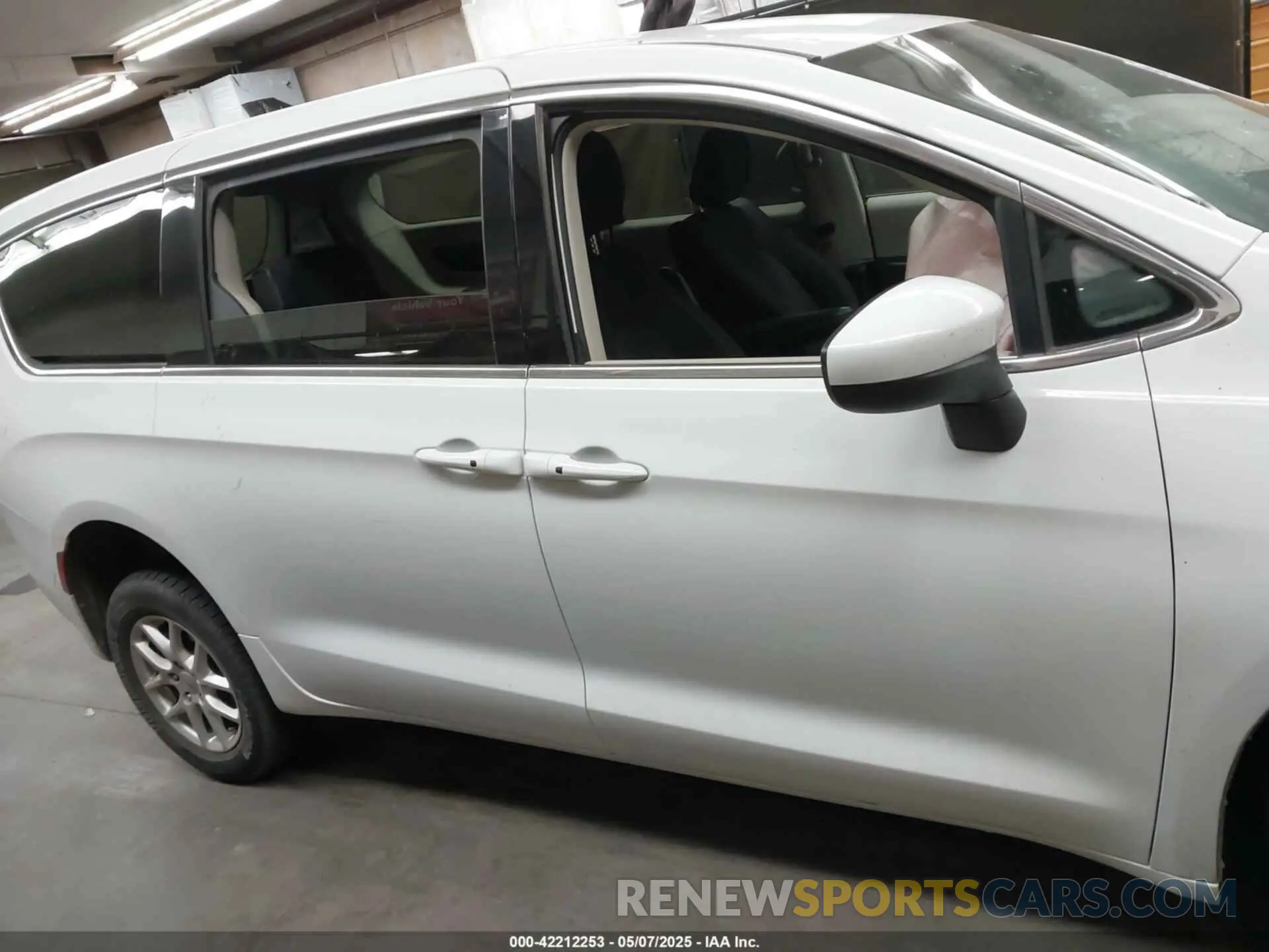 12 fotografías del automóvil dañado 2C4RC1CG1NR104555 CHRYSLER VOYAGER 2022