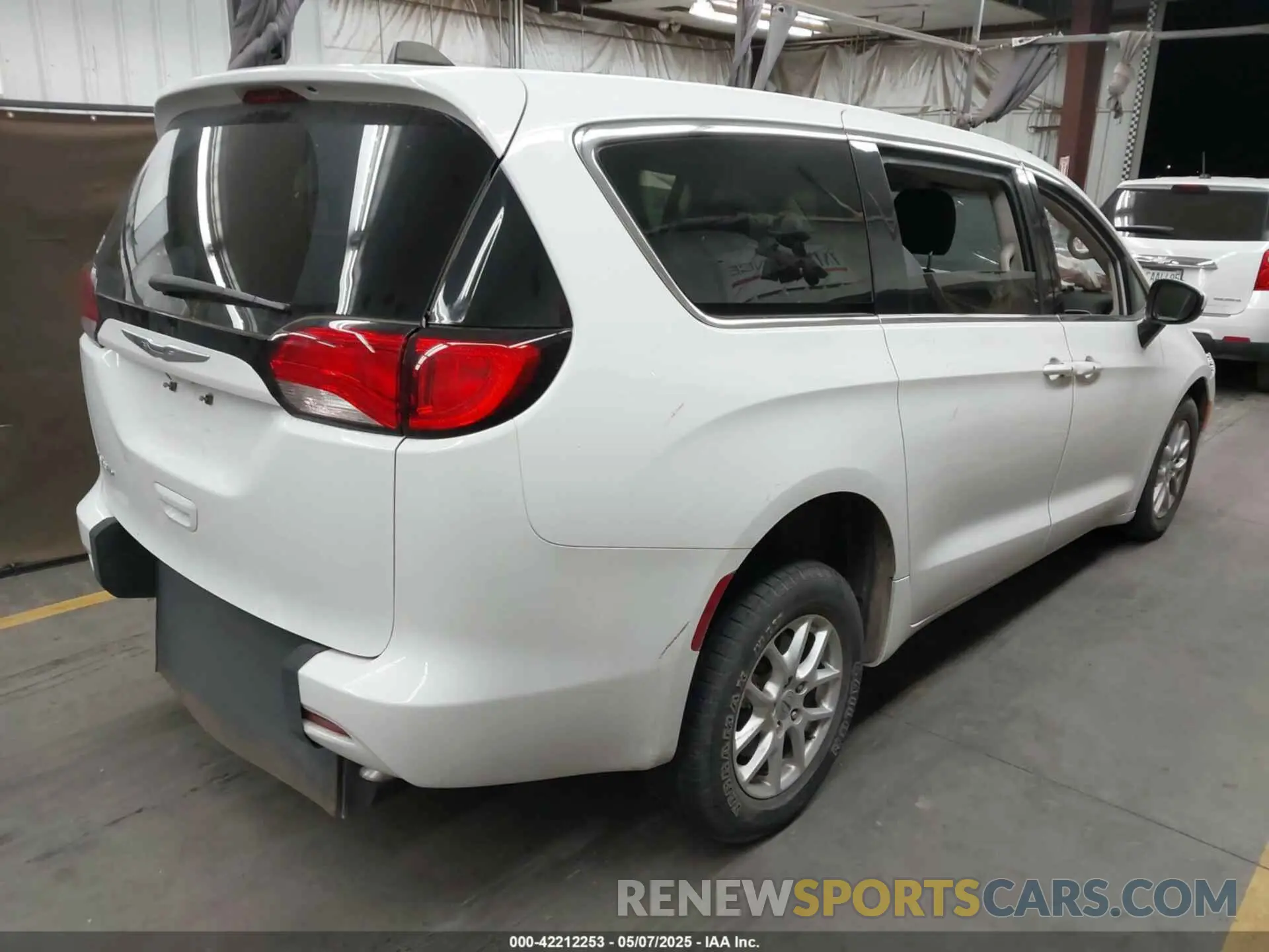 4 fotografías del automóvil dañado 2C4RC1CG1NR104555 CHRYSLER VOYAGER 2022