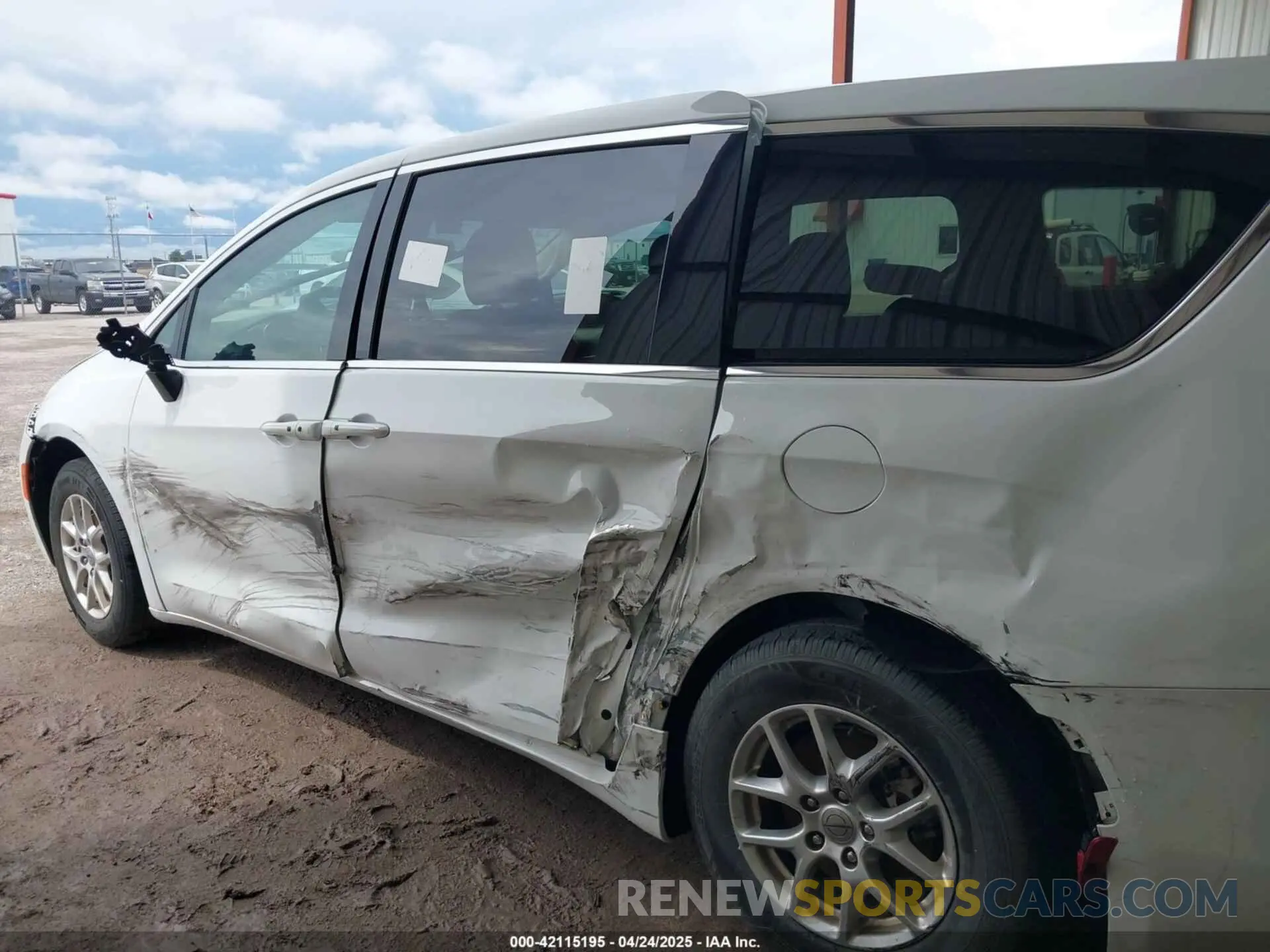 14 fotografías del automóvil dañado 2C4RC1CG2NR226082 CHRYSLER VOYAGER 2022
