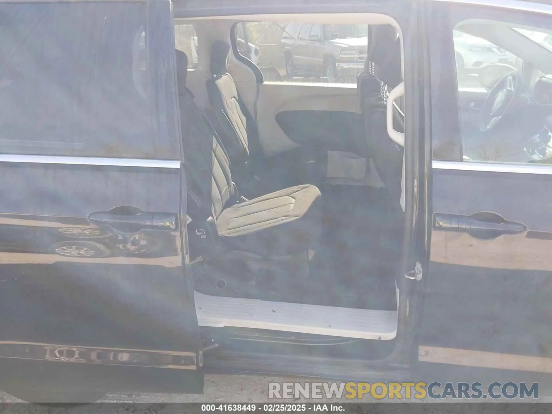 8 fotografías del automóvil dañado 2C4RC1CG4NR102976 CHRYSLER VOYAGER 2022