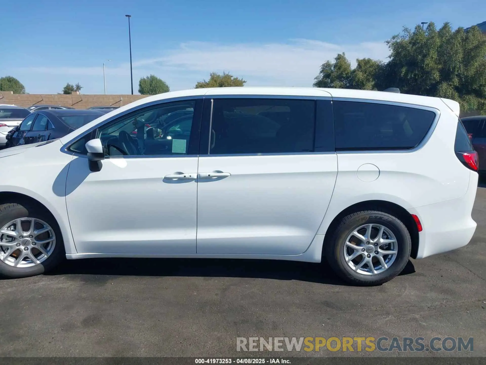 15 fotografías del automóvil dañado 2C4RC1CG4NR159999 CHRYSLER VOYAGER 2022