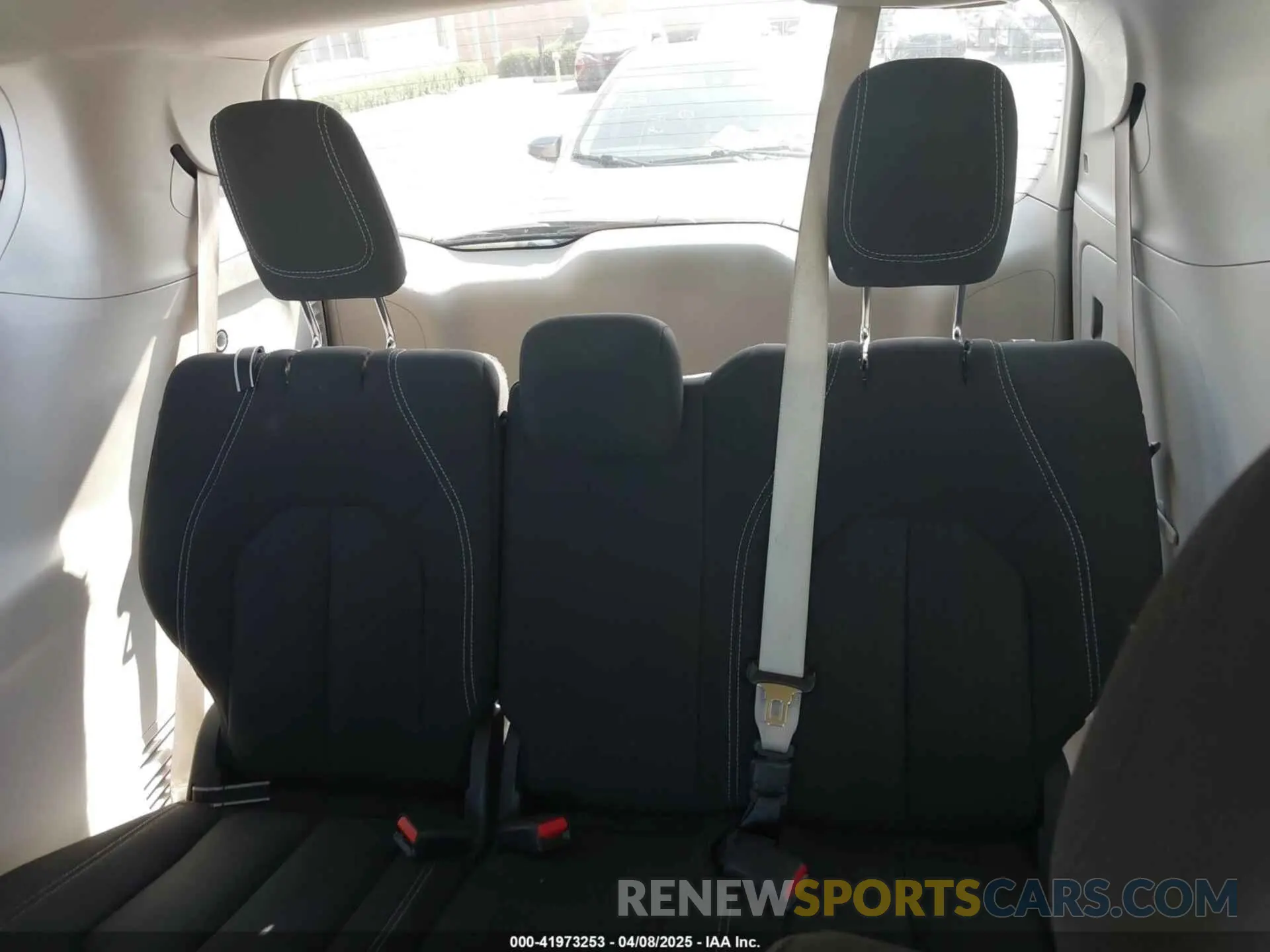 18 fotografías del automóvil dañado 2C4RC1CG4NR159999 CHRYSLER VOYAGER 2022