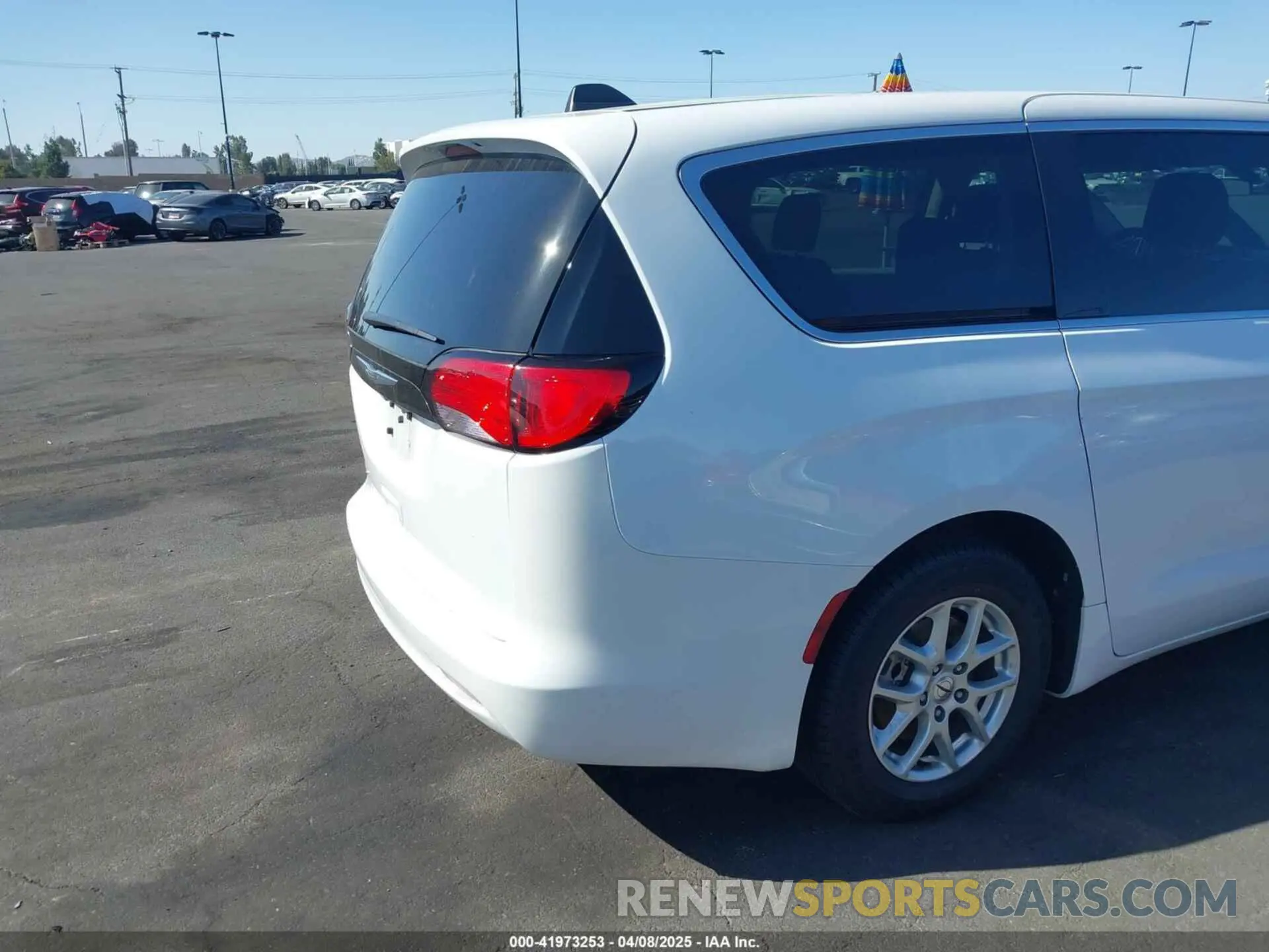 4 fotografías del automóvil dañado 2C4RC1CG4NR159999 CHRYSLER VOYAGER 2022
