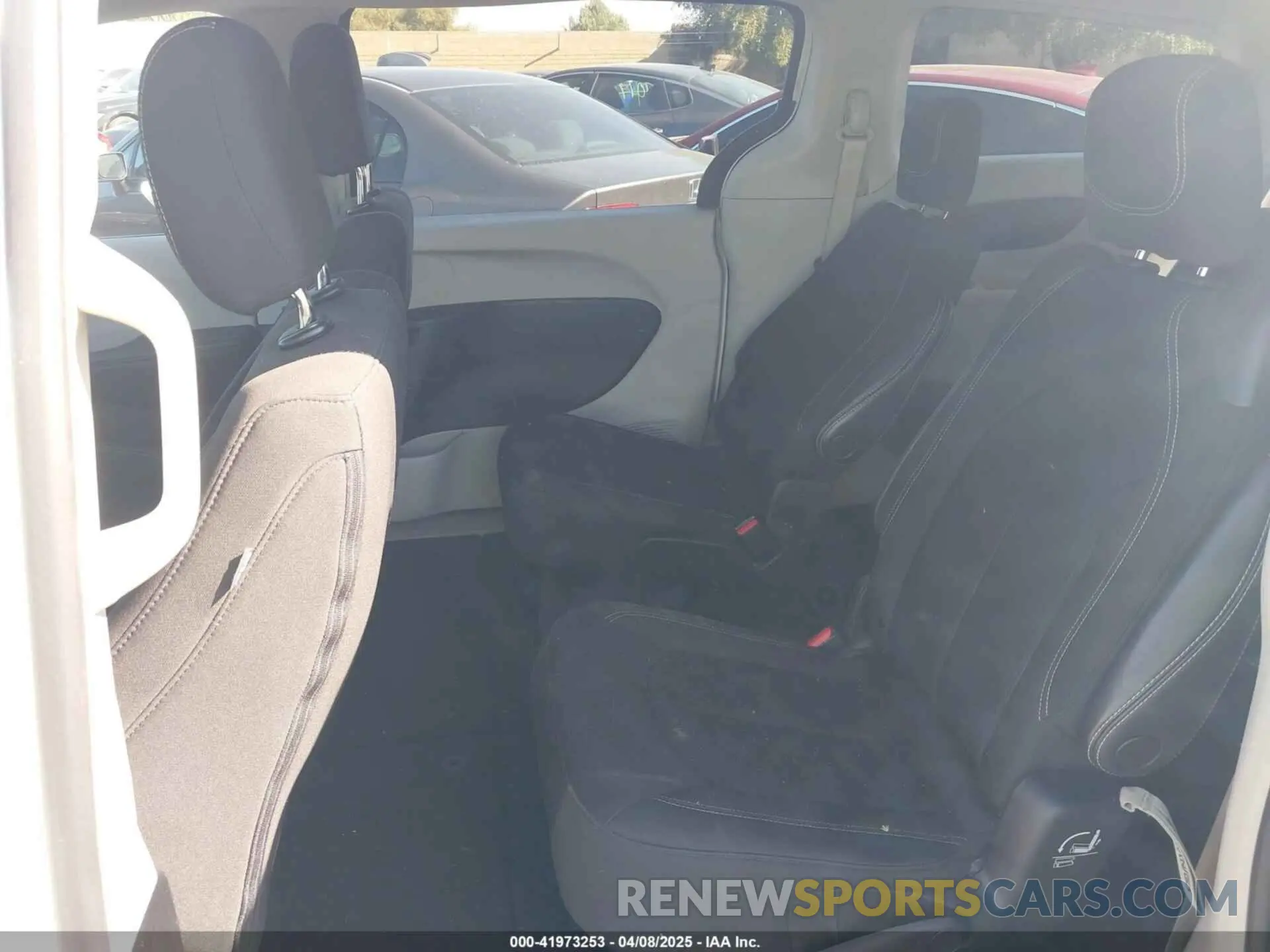 8 fotografías del automóvil dañado 2C4RC1CG4NR159999 CHRYSLER VOYAGER 2022