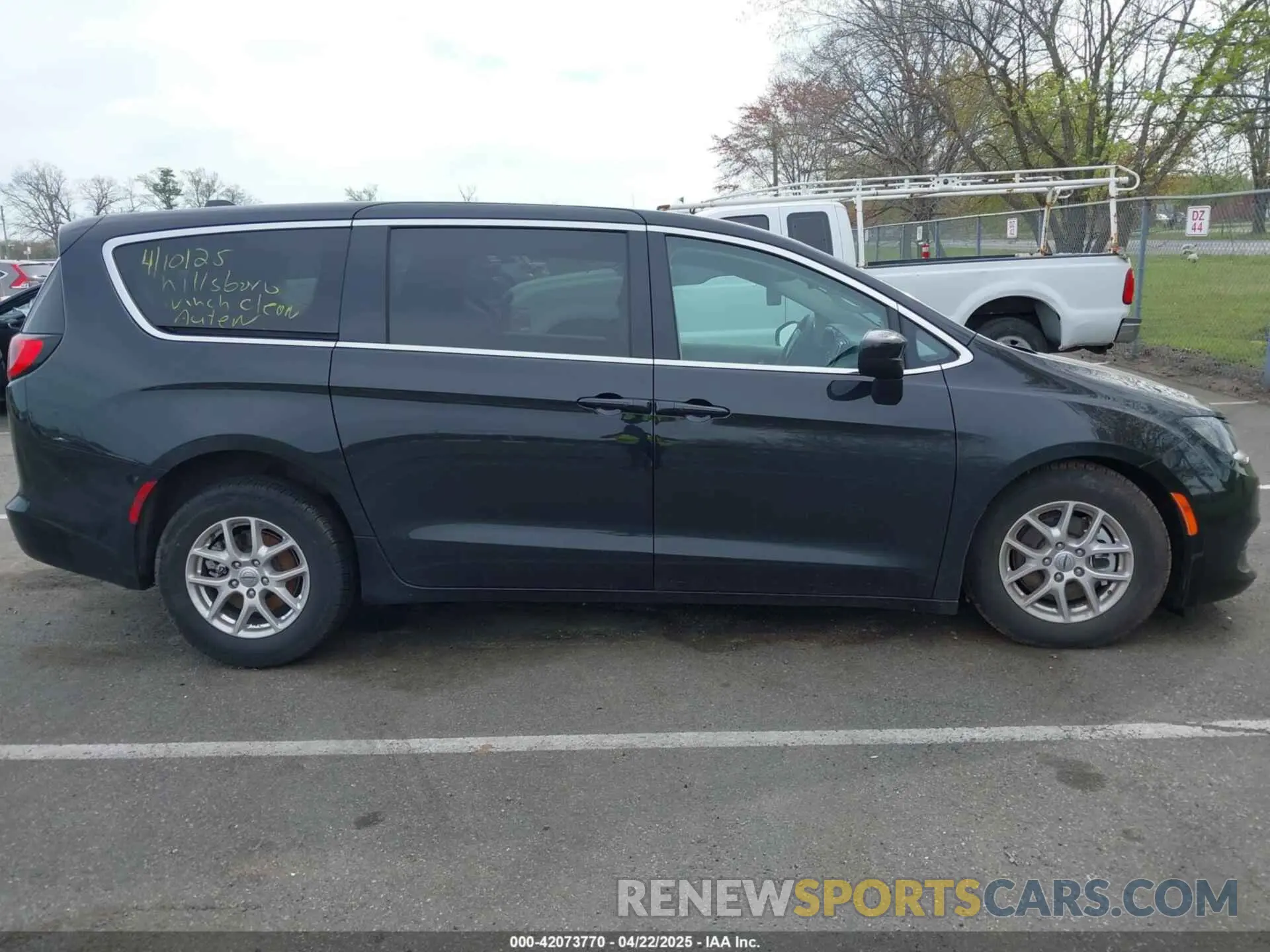 13 fotografías del automóvil dañado 2C4RC1CG6NR204358 CHRYSLER VOYAGER 2022