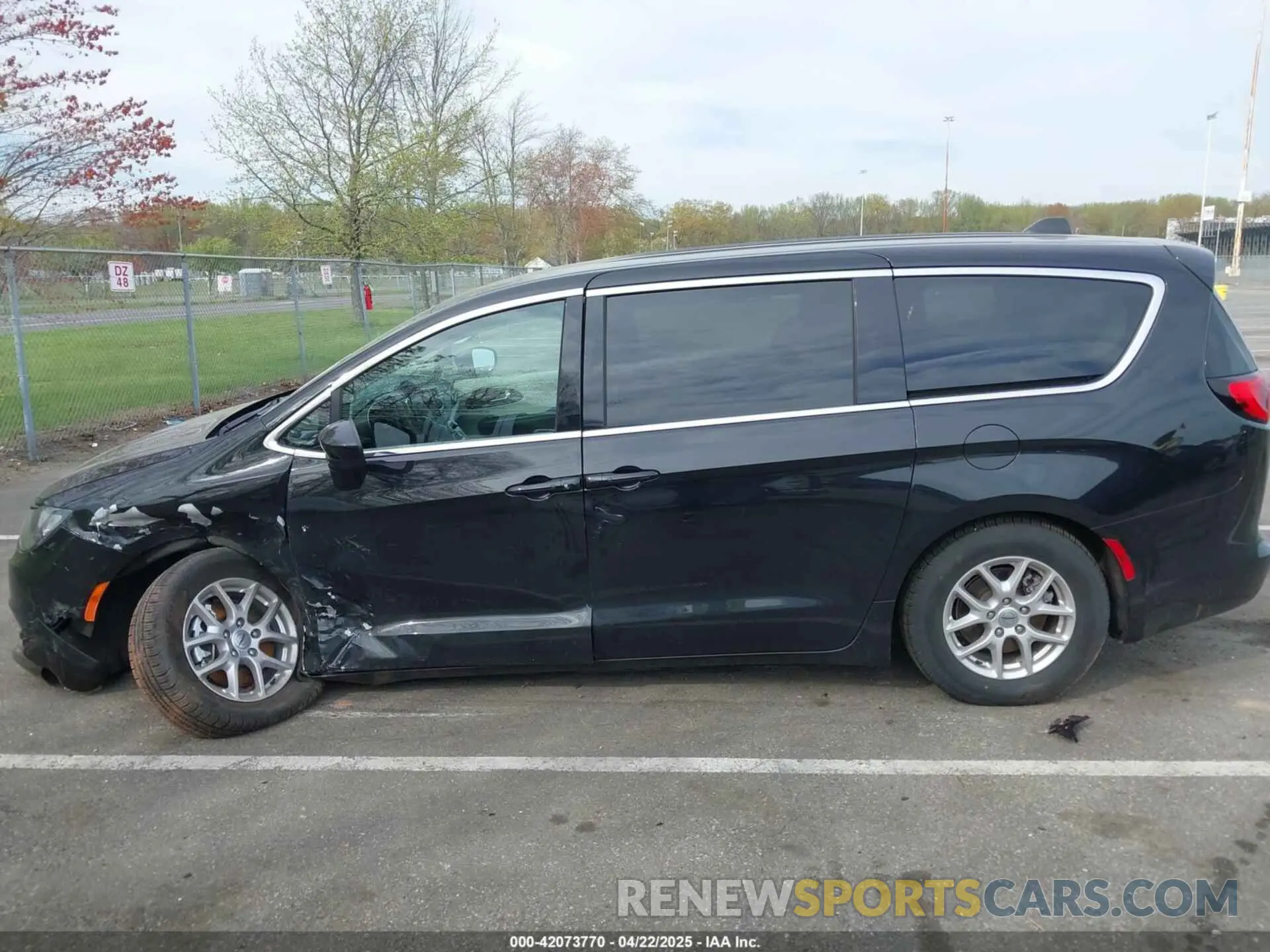 14 fotografías del automóvil dañado 2C4RC1CG6NR204358 CHRYSLER VOYAGER 2022