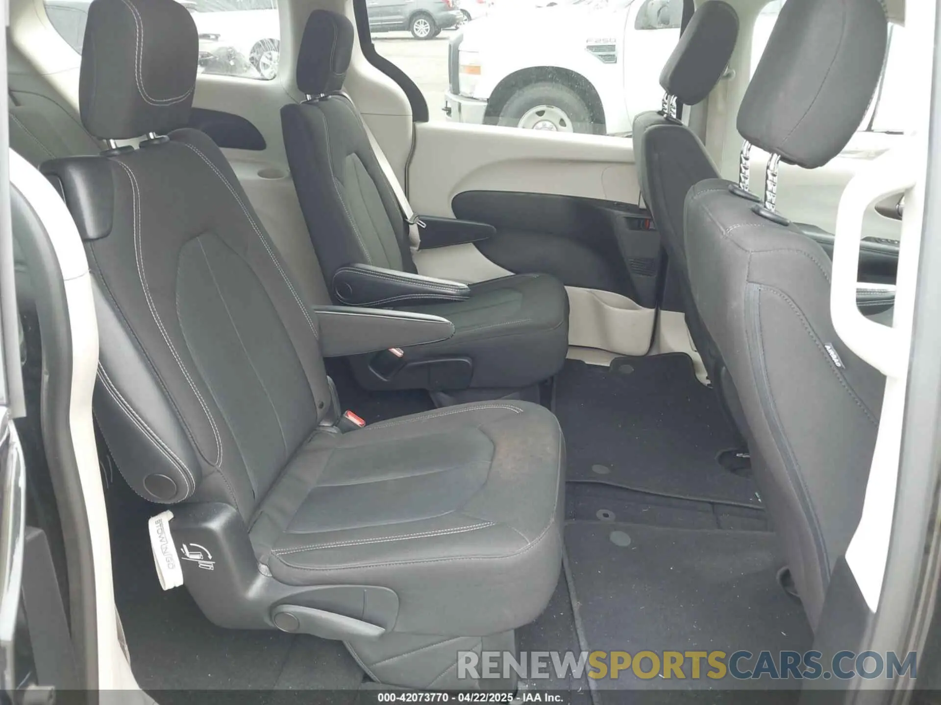 8 fotografías del automóvil dañado 2C4RC1CG6NR204358 CHRYSLER VOYAGER 2022