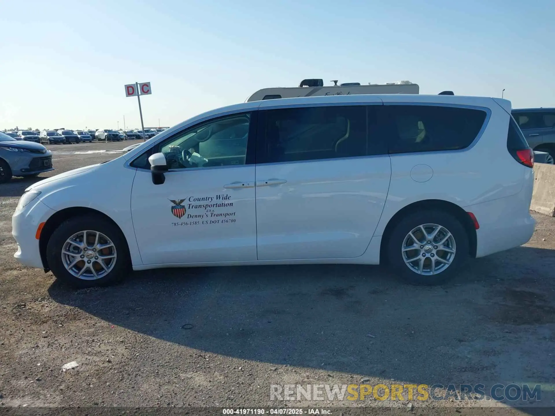 14 fotografías del automóvil dañado 2C4RC1CG6NR208667 CHRYSLER VOYAGER 2022