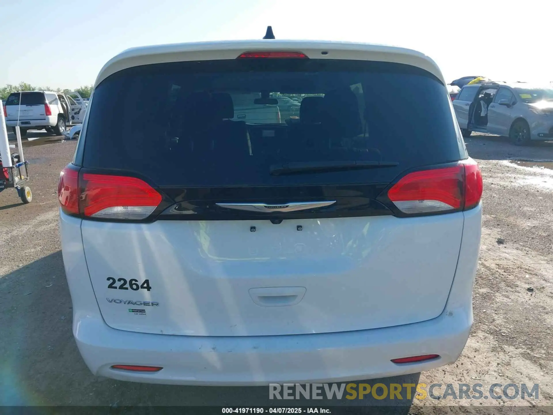 16 fotografías del automóvil dañado 2C4RC1CG6NR208667 CHRYSLER VOYAGER 2022