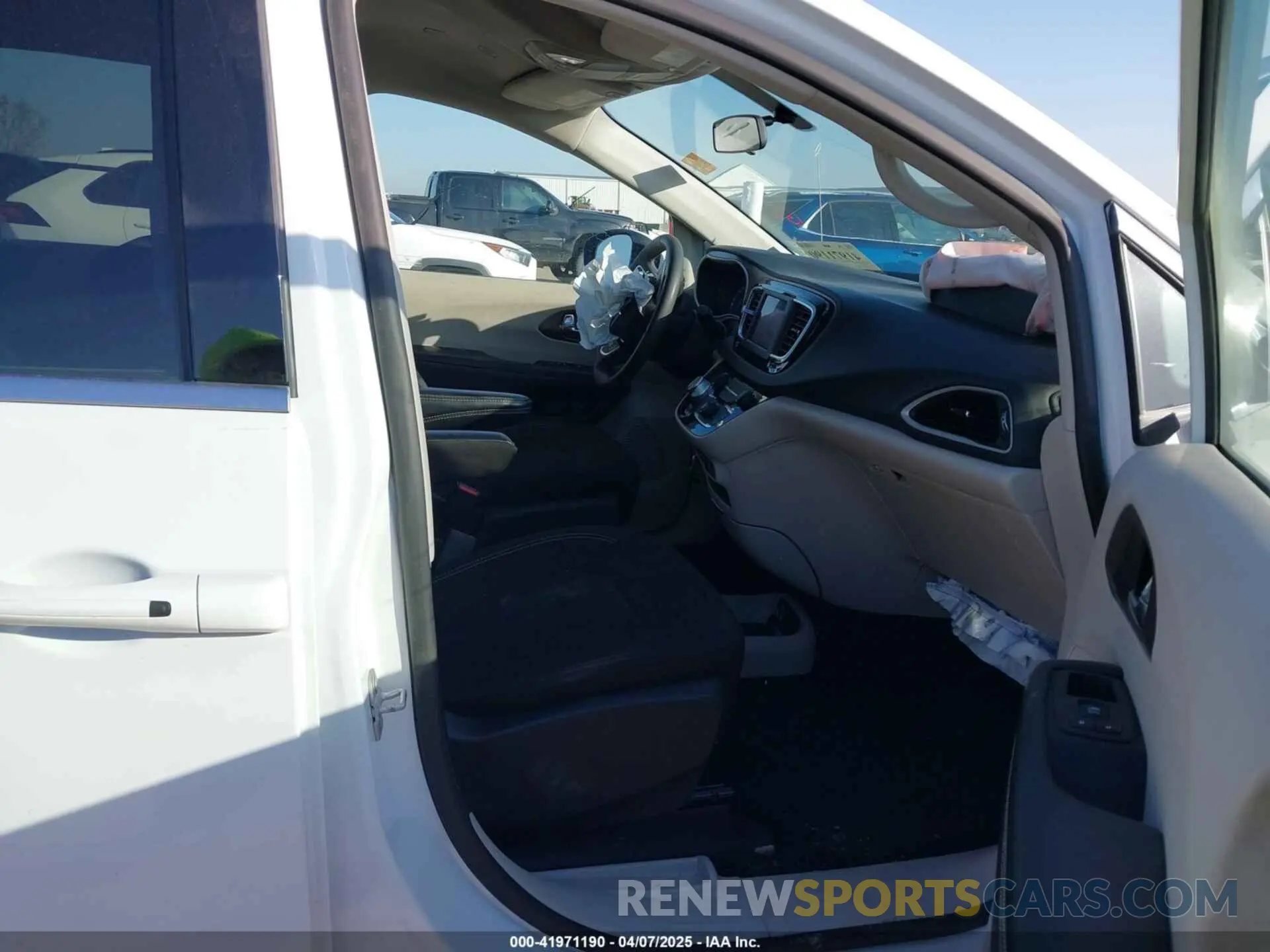 5 fotografías del automóvil dañado 2C4RC1CG6NR208667 CHRYSLER VOYAGER 2022