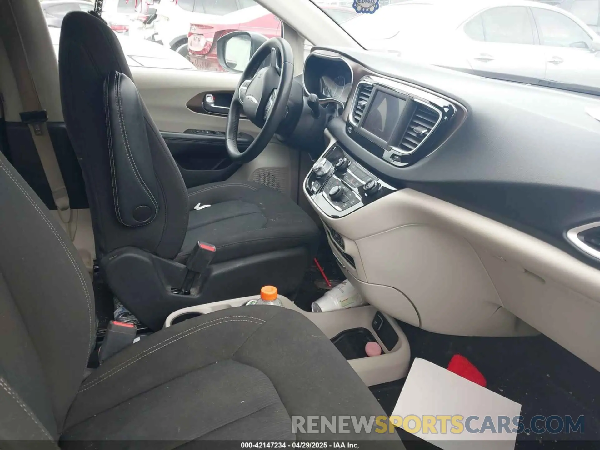 5 fotografías del automóvil dañado 2C4RC1CG6NR226151 CHRYSLER VOYAGER 2022