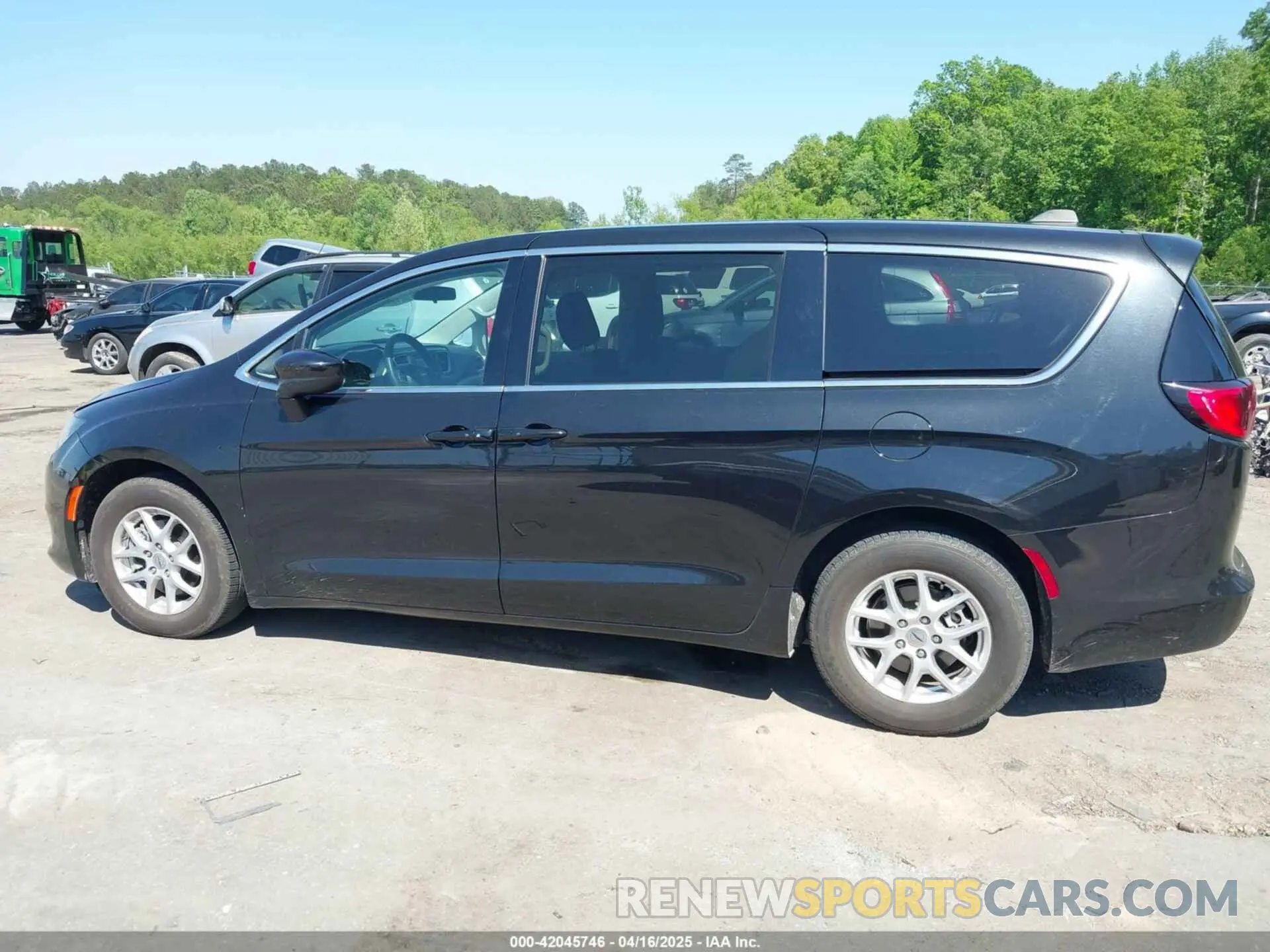 14 fotografías del automóvil dañado 2C4RC1CG7NR226904 CHRYSLER VOYAGER 2022