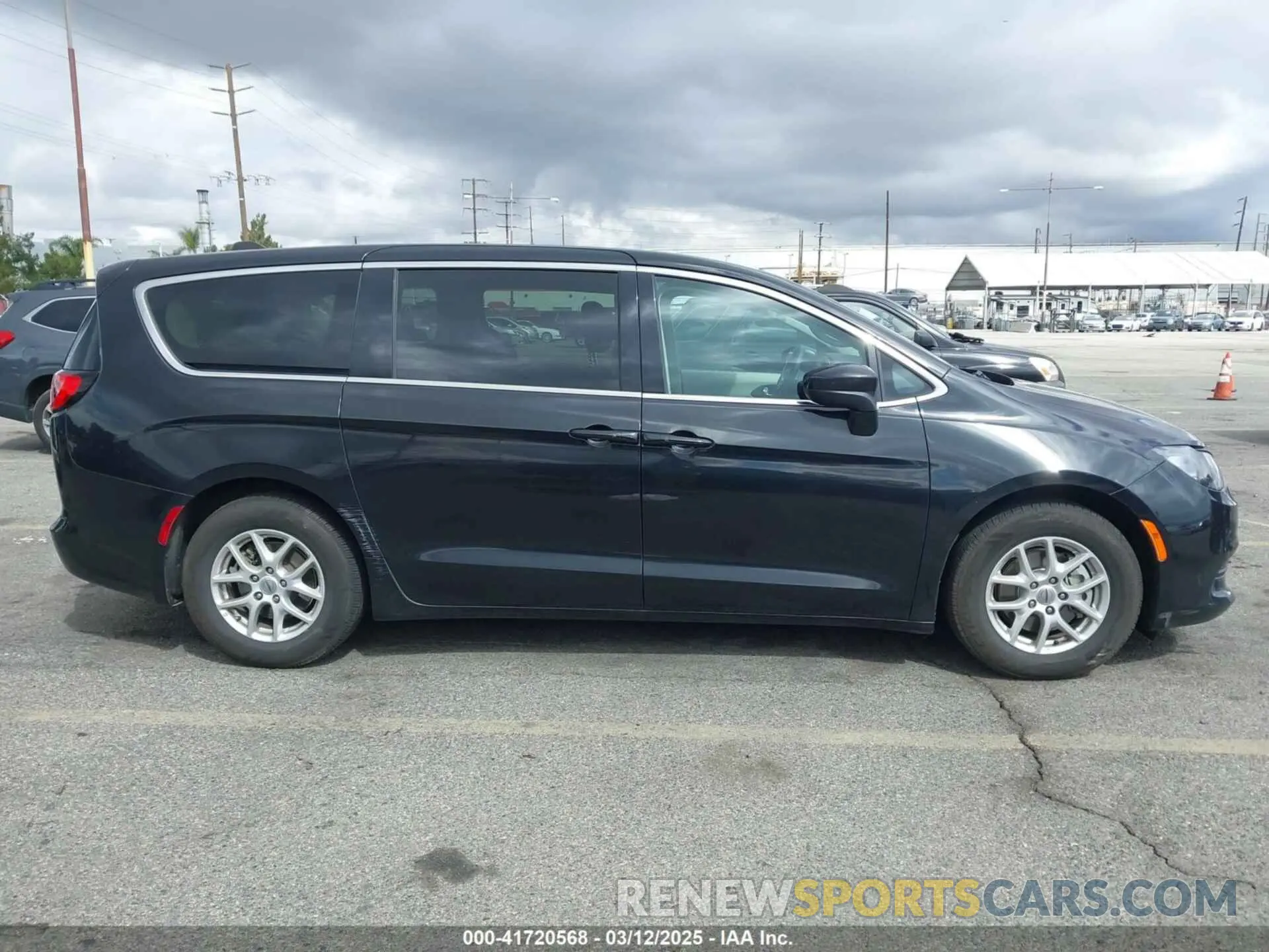 14 fotografías del automóvil dañado 2C4RC1CGXNR103260 CHRYSLER VOYAGER 2022