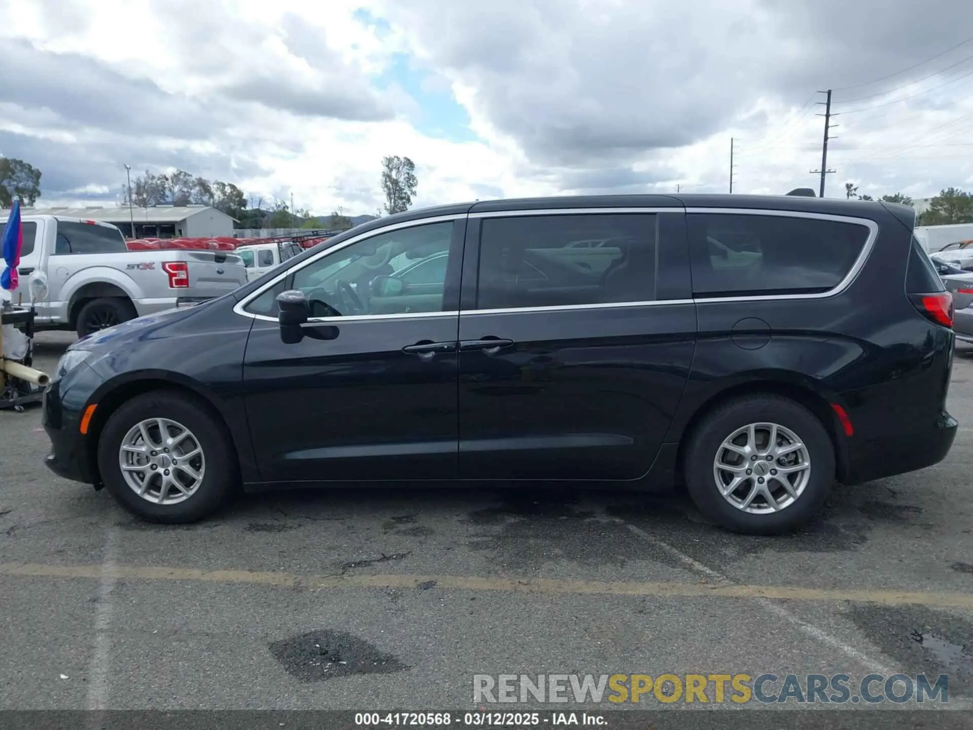 15 fotografías del automóvil dañado 2C4RC1CGXNR103260 CHRYSLER VOYAGER 2022