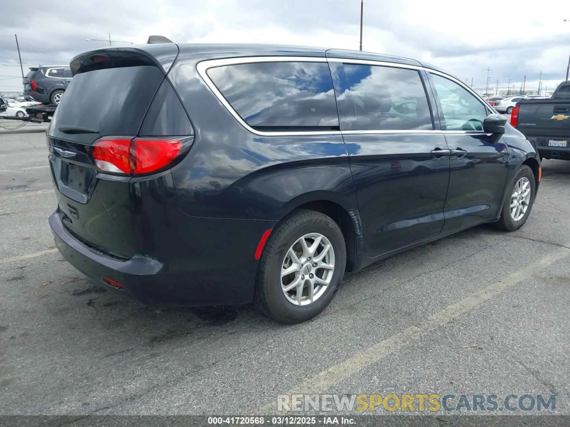 4 fotografías del automóvil dañado 2C4RC1CGXNR103260 CHRYSLER VOYAGER 2022