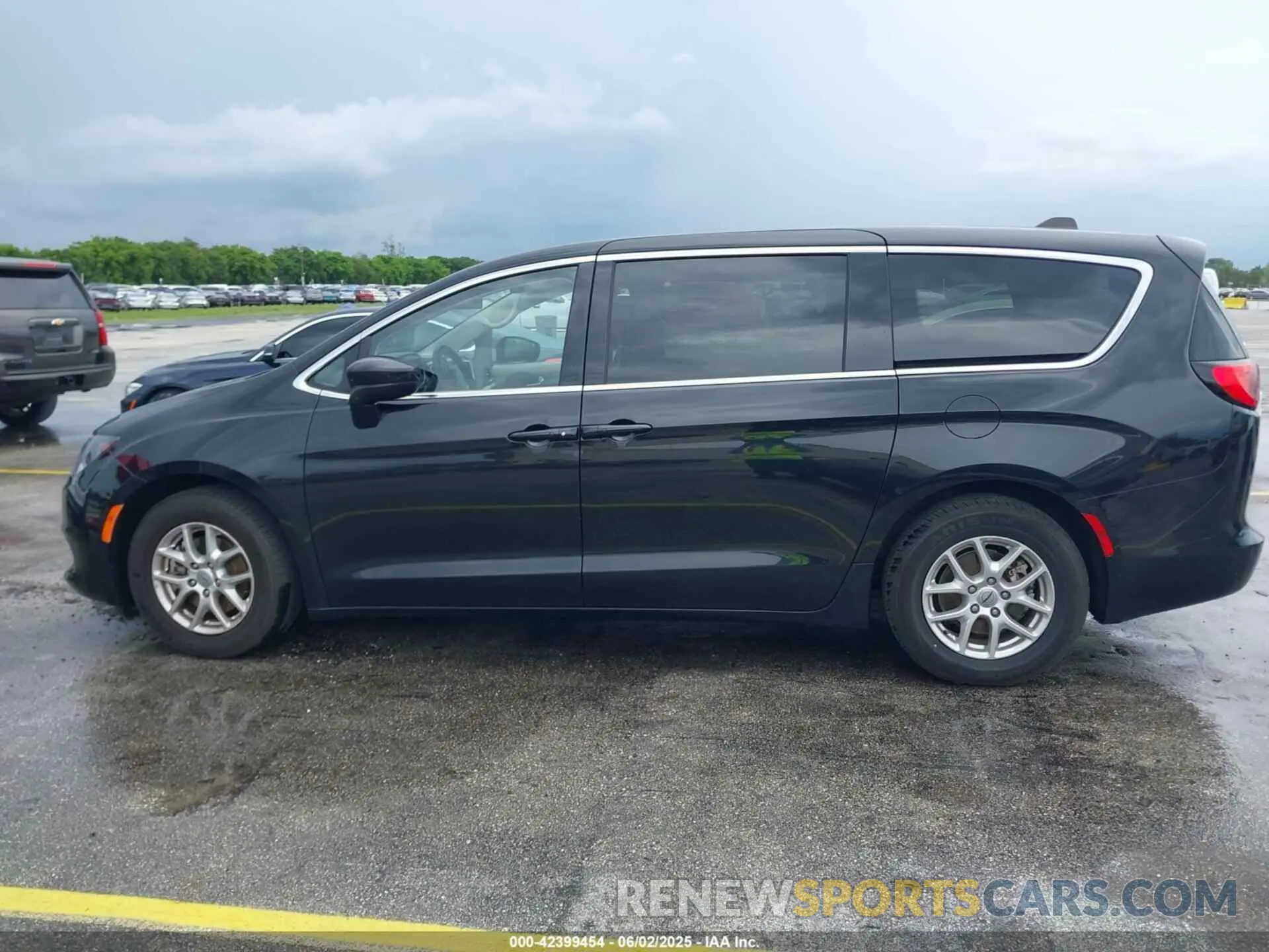 14 fotografías del automóvil dañado 2C4RC1CGXNR235418 CHRYSLER VOYAGER 2022