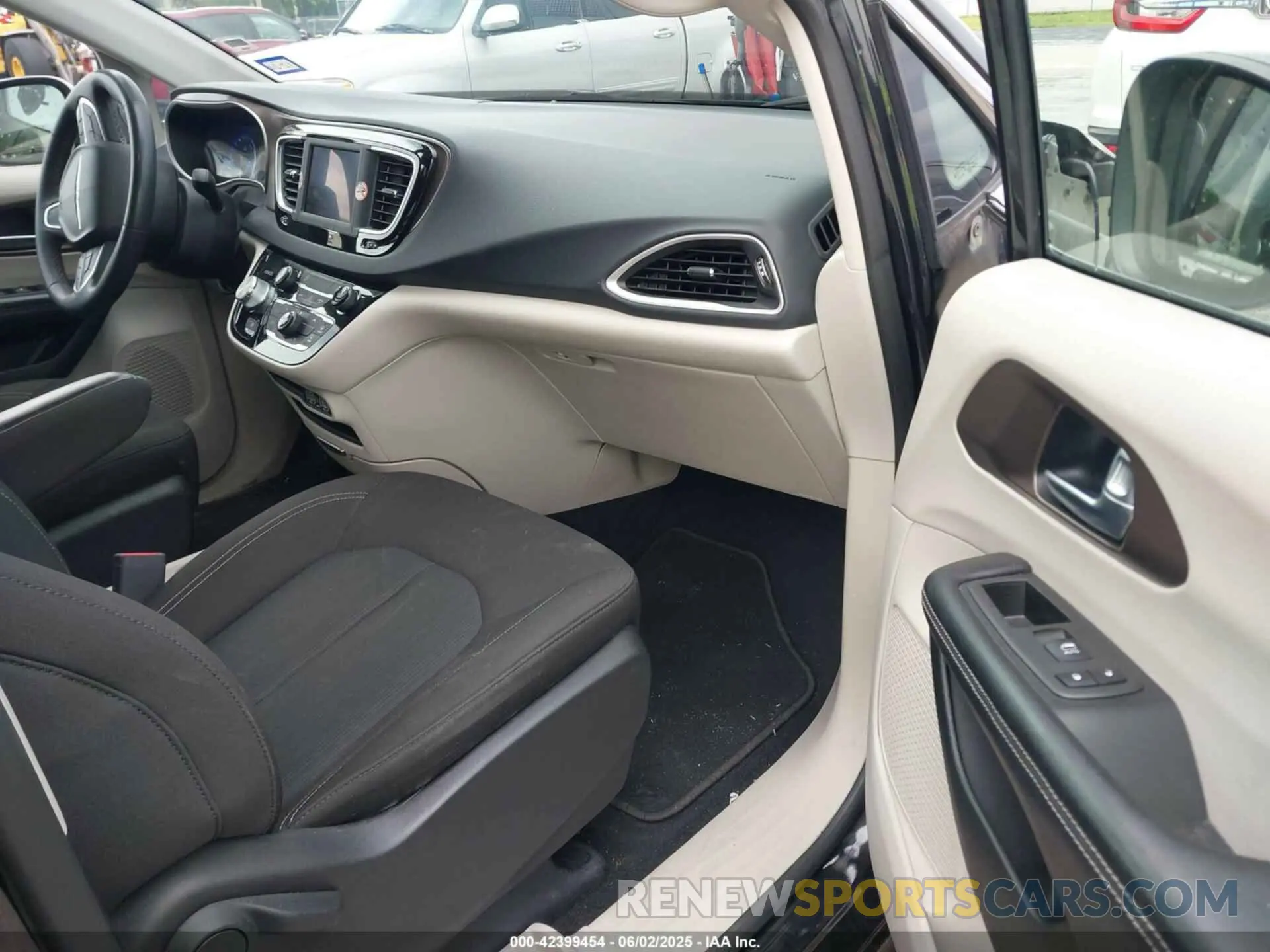 5 fotografías del automóvil dañado 2C4RC1CGXNR235418 CHRYSLER VOYAGER 2022