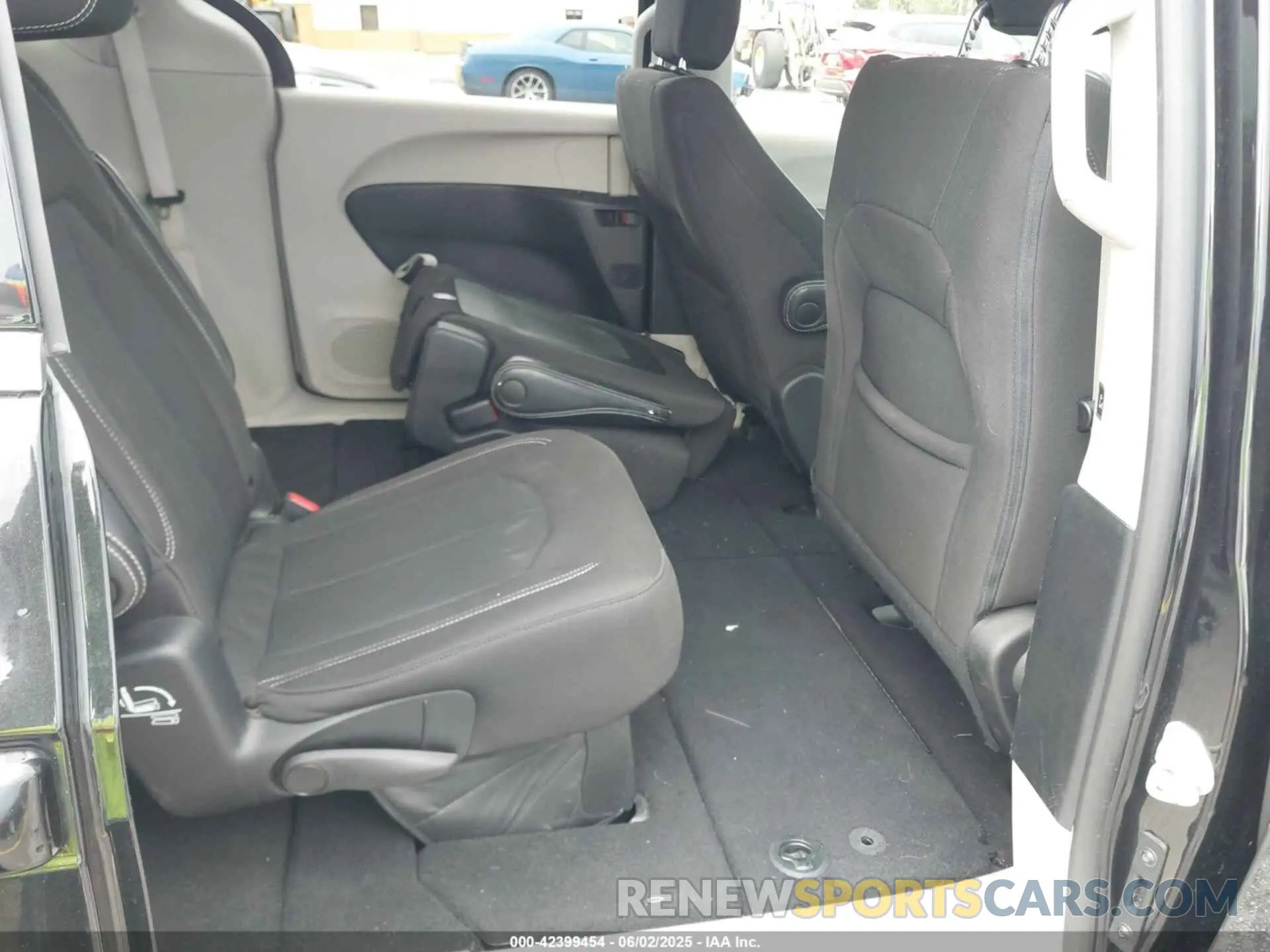 8 fotografías del automóvil dañado 2C4RC1CGXNR235418 CHRYSLER VOYAGER 2022