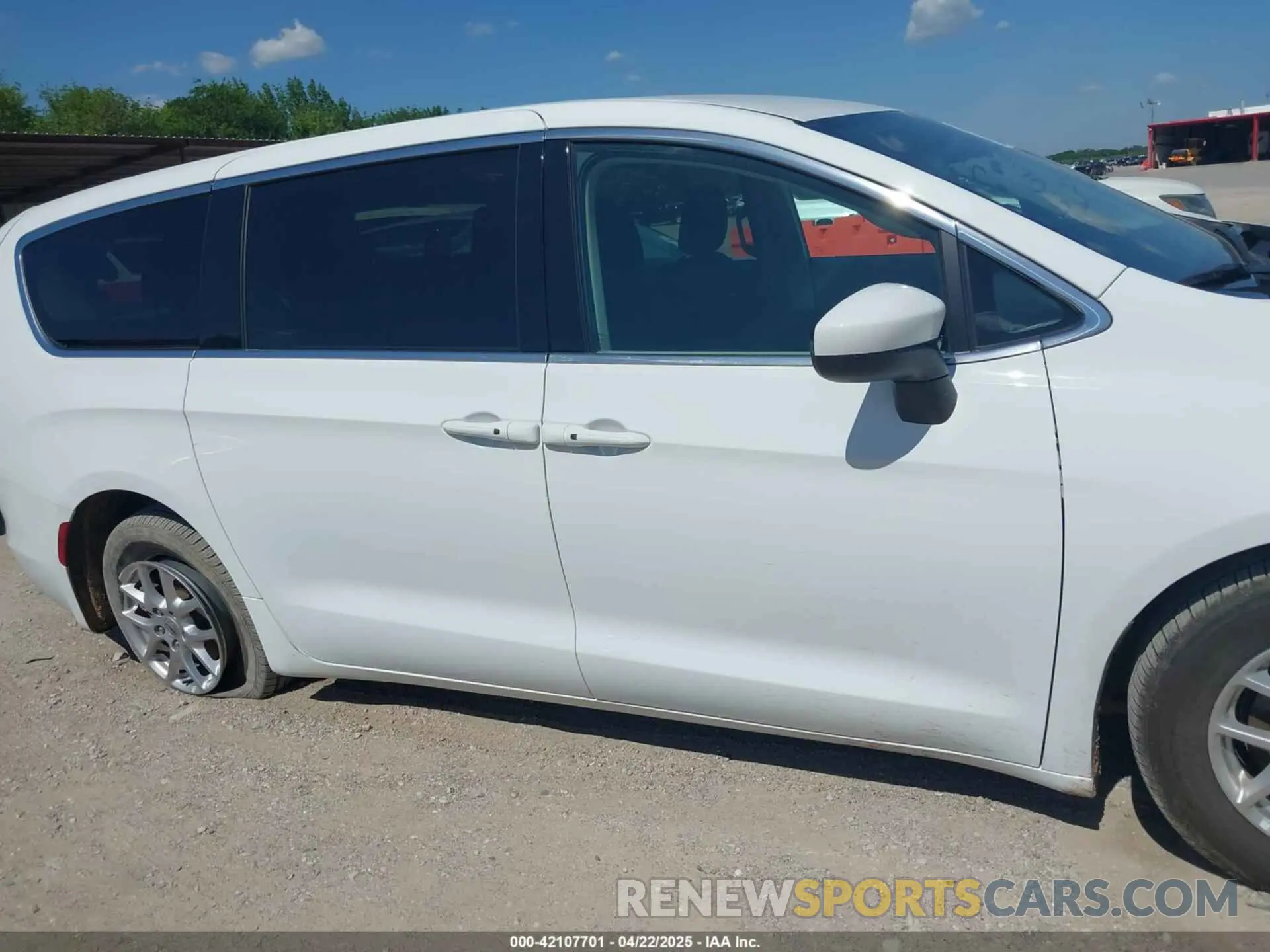 13 fotografías del automóvil dañado 2C4RC1CG0PR557780 CHRYSLER VOYAGER 2023