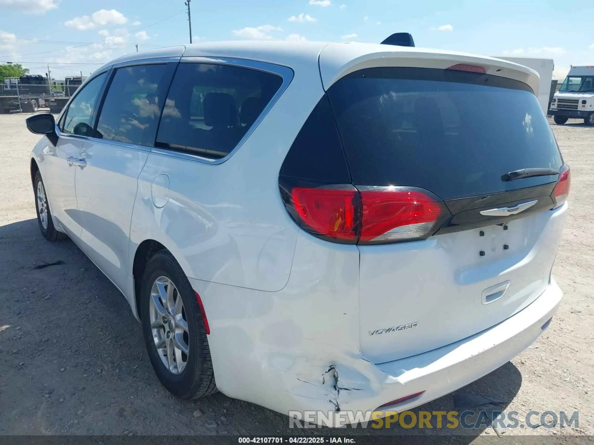 3 fotografías del automóvil dañado 2C4RC1CG0PR557780 CHRYSLER VOYAGER 2023