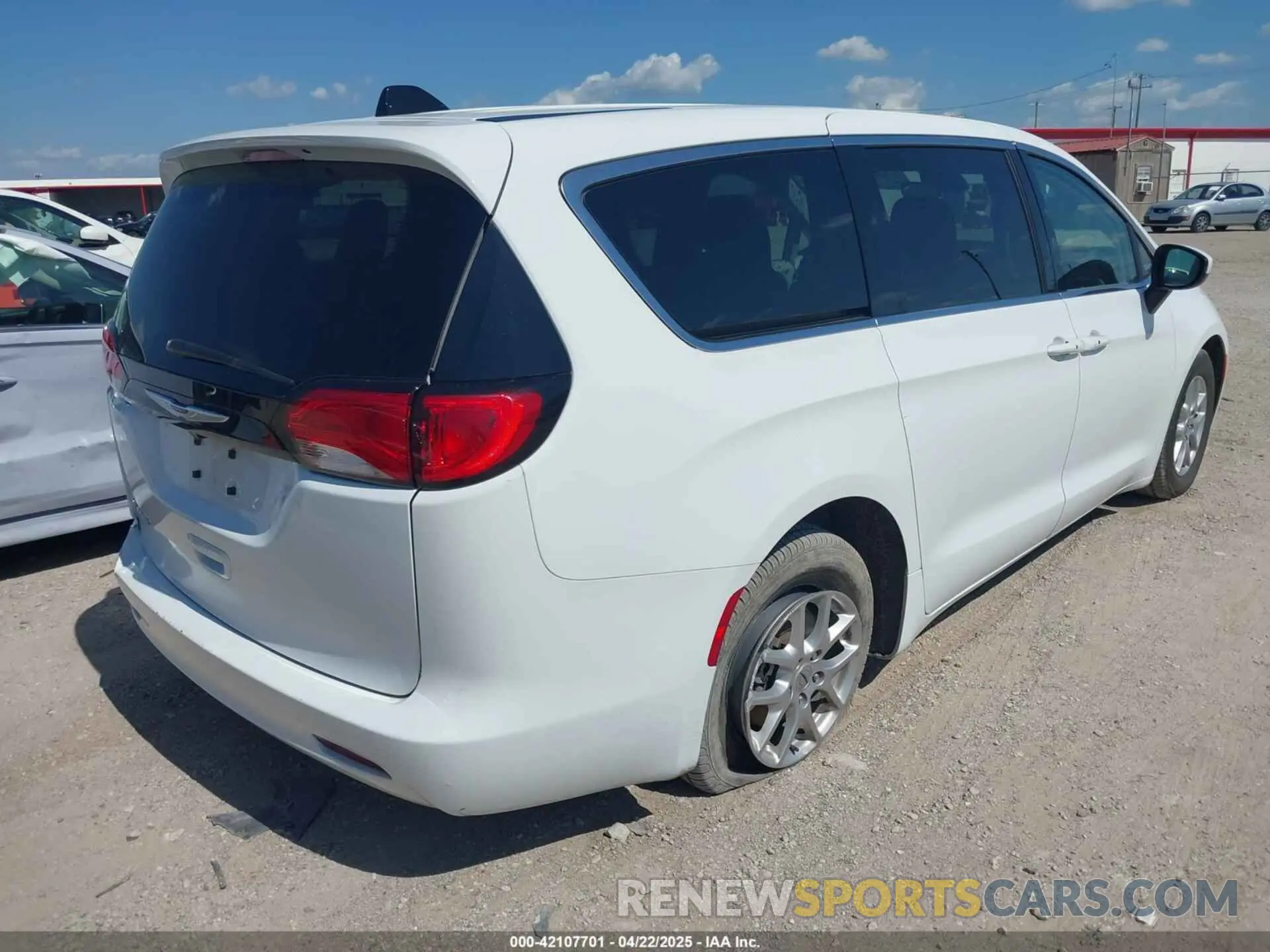 4 fotografías del automóvil dañado 2C4RC1CG0PR557780 CHRYSLER VOYAGER 2023