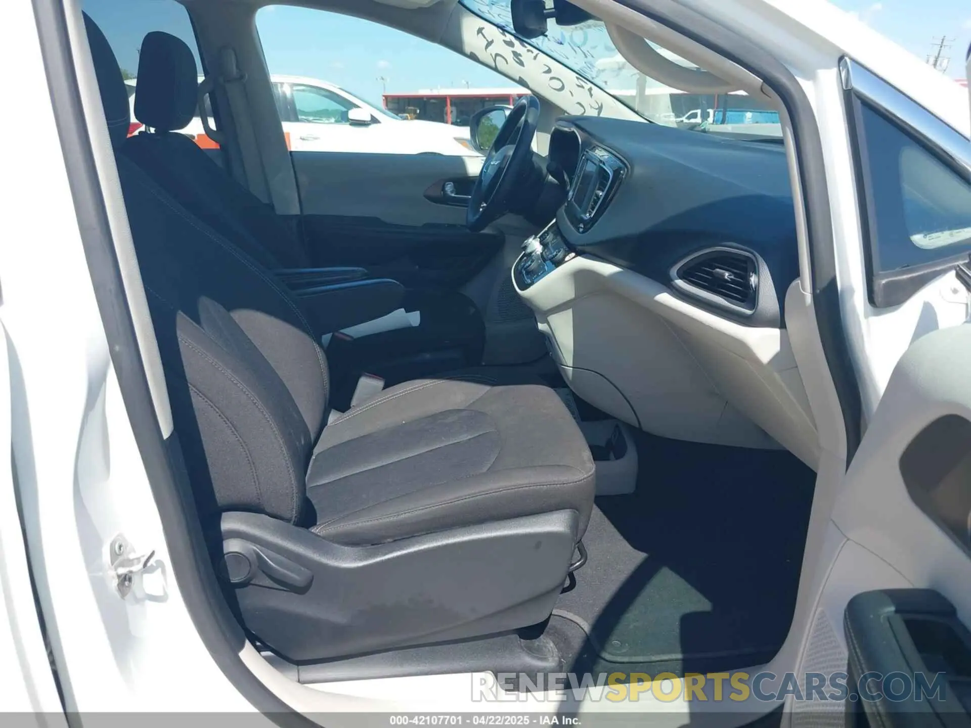 5 fotografías del automóvil dañado 2C4RC1CG0PR557780 CHRYSLER VOYAGER 2023