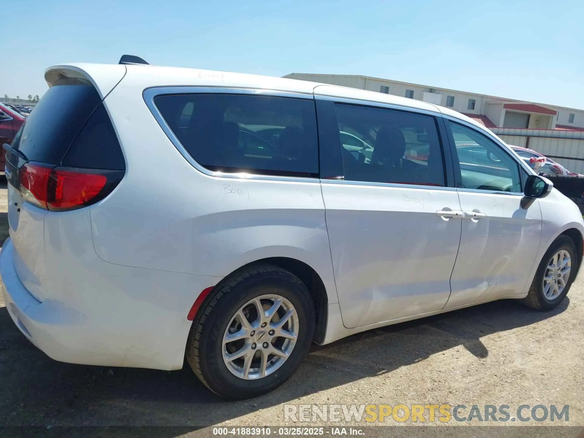 13 fotografías del automóvil dañado 2C4RC1CG0PR557813 CHRYSLER VOYAGER 2023