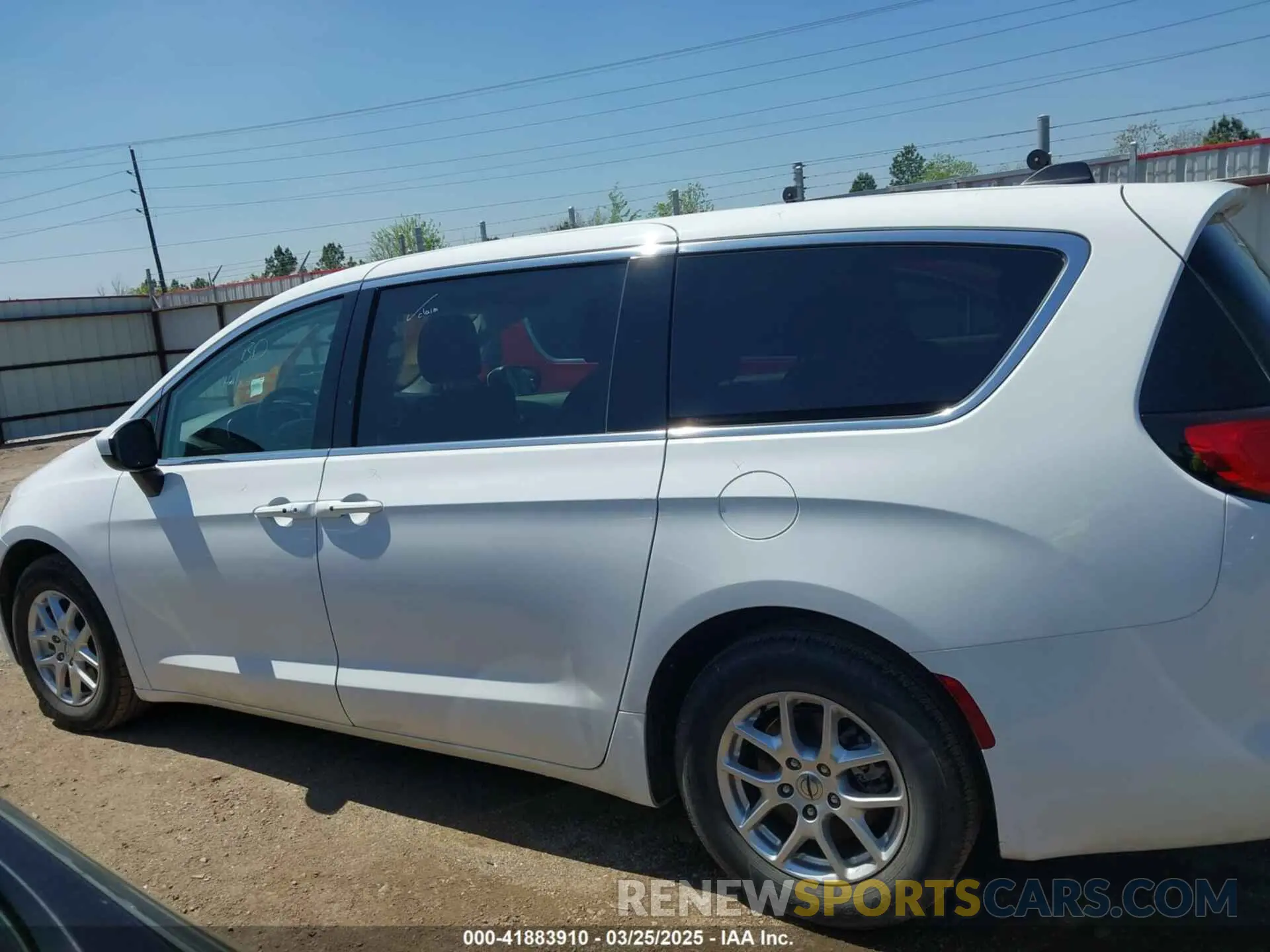 14 fotografías del automóvil dañado 2C4RC1CG0PR557813 CHRYSLER VOYAGER 2023