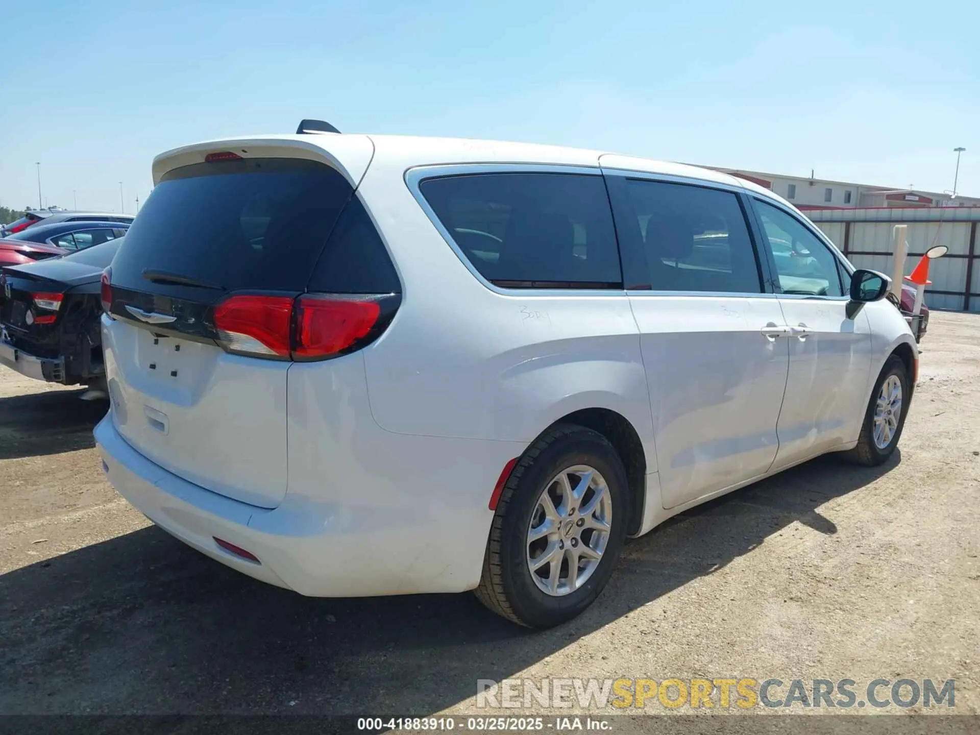 4 fotografías del automóvil dañado 2C4RC1CG0PR557813 CHRYSLER VOYAGER 2023