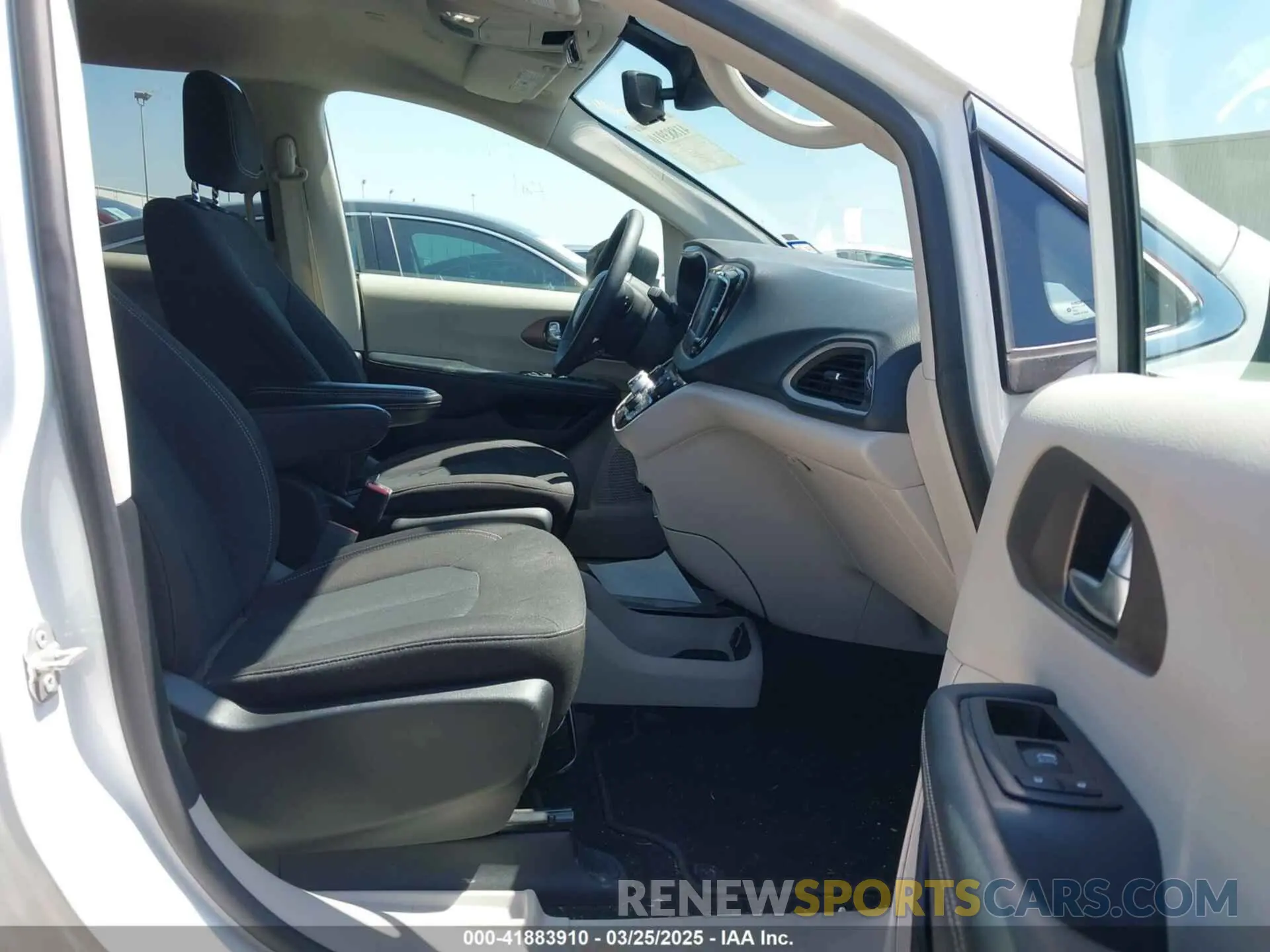 5 fotografías del automóvil dañado 2C4RC1CG0PR557813 CHRYSLER VOYAGER 2023