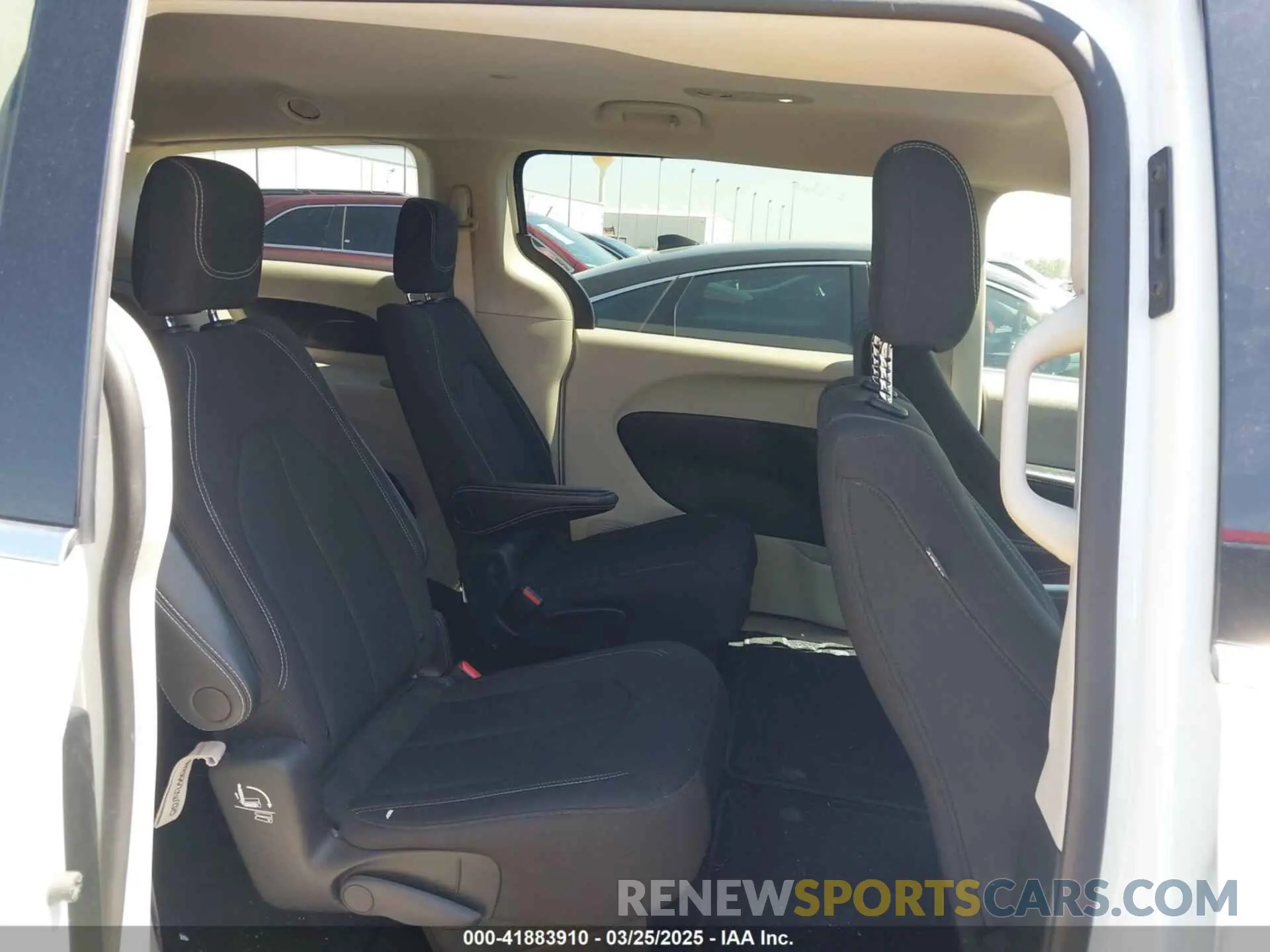 8 fotografías del automóvil dañado 2C4RC1CG0PR557813 CHRYSLER VOYAGER 2023