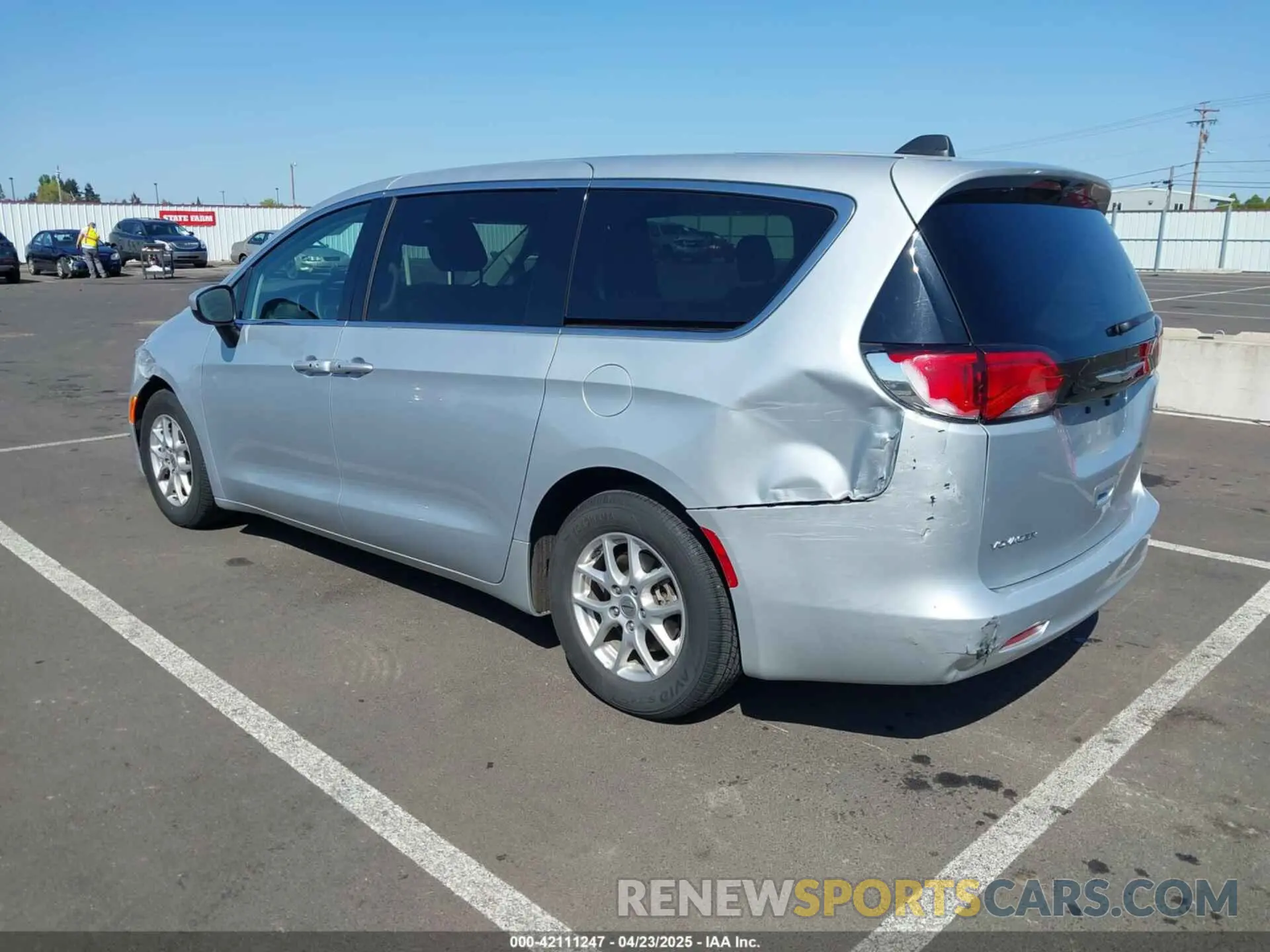 3 fotografías del automóvil dañado 2C4RC1CG0PR597647 CHRYSLER VOYAGER 2023